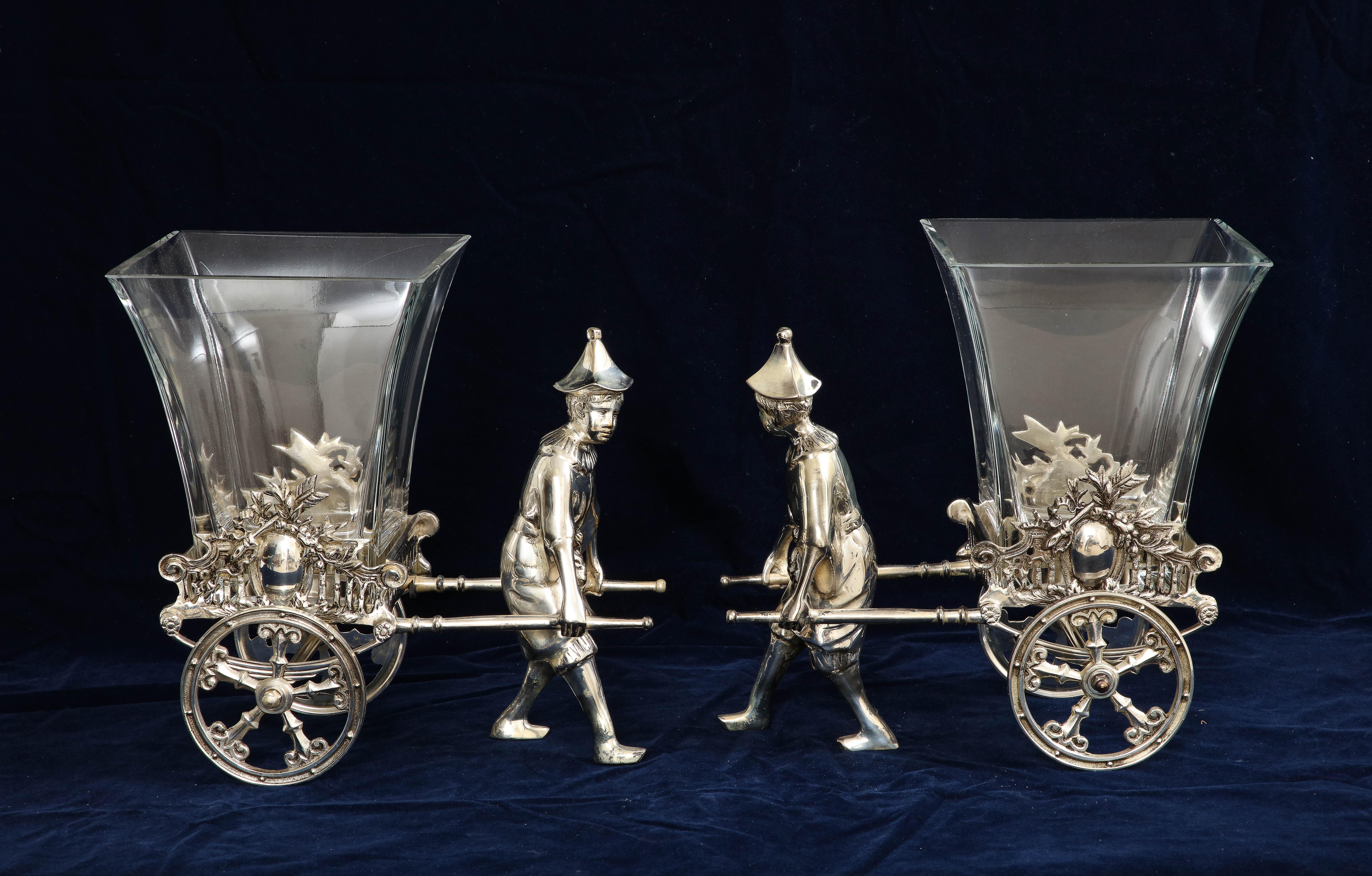 Chinoiseries Paire de centres de table / vases / jardinières français du 20e siècle en bronze argenté et cristal en vente