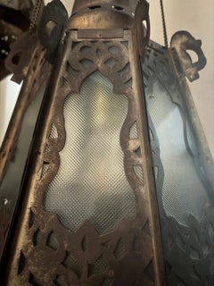 Paire de lampes suspendues artisanales grecques en laiton orné et verre dépoli du A.I.C.