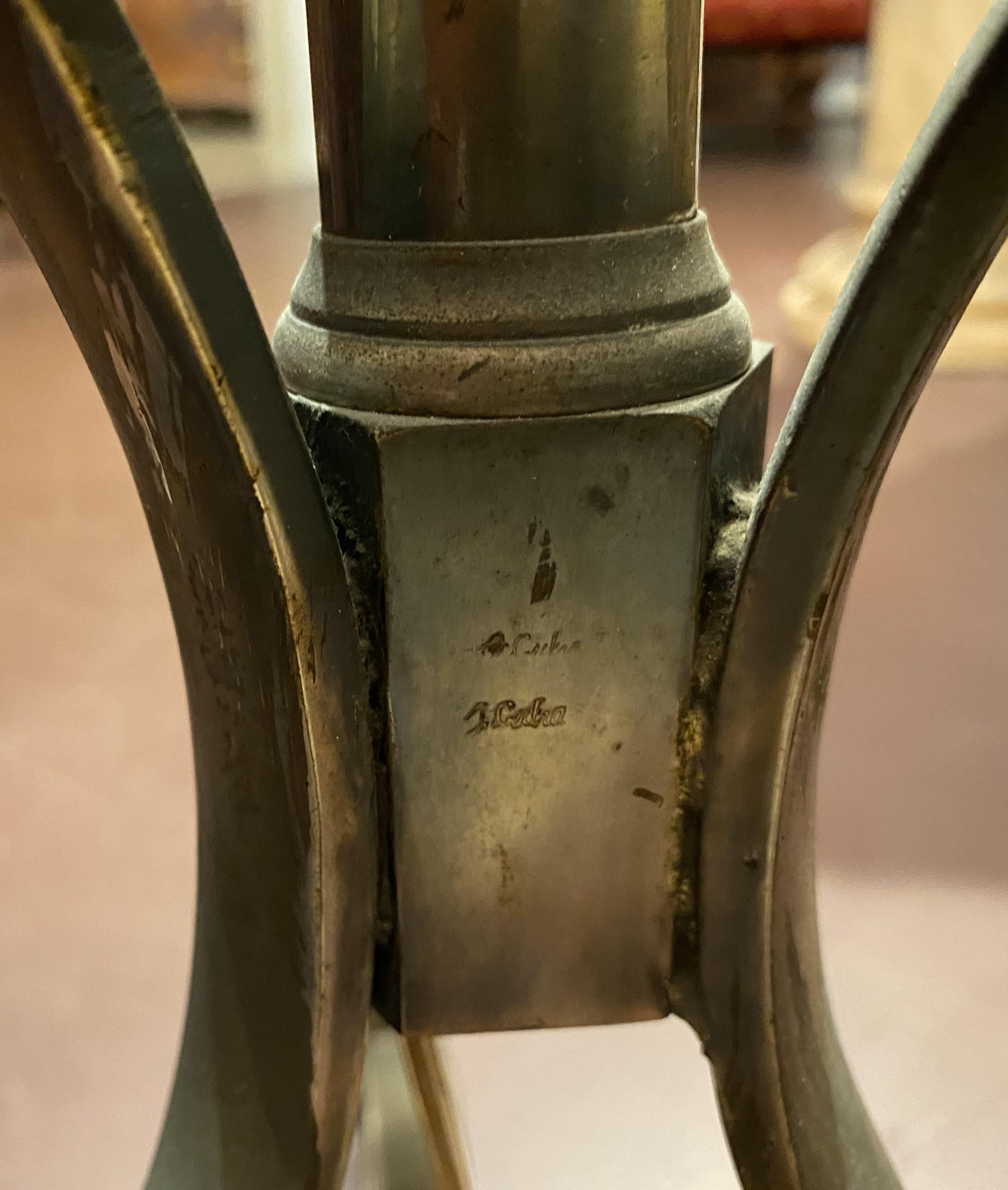 Paire de lampadaires torchères en métal forgé à la main du 20e siècle avec bases à volutes en vente 2