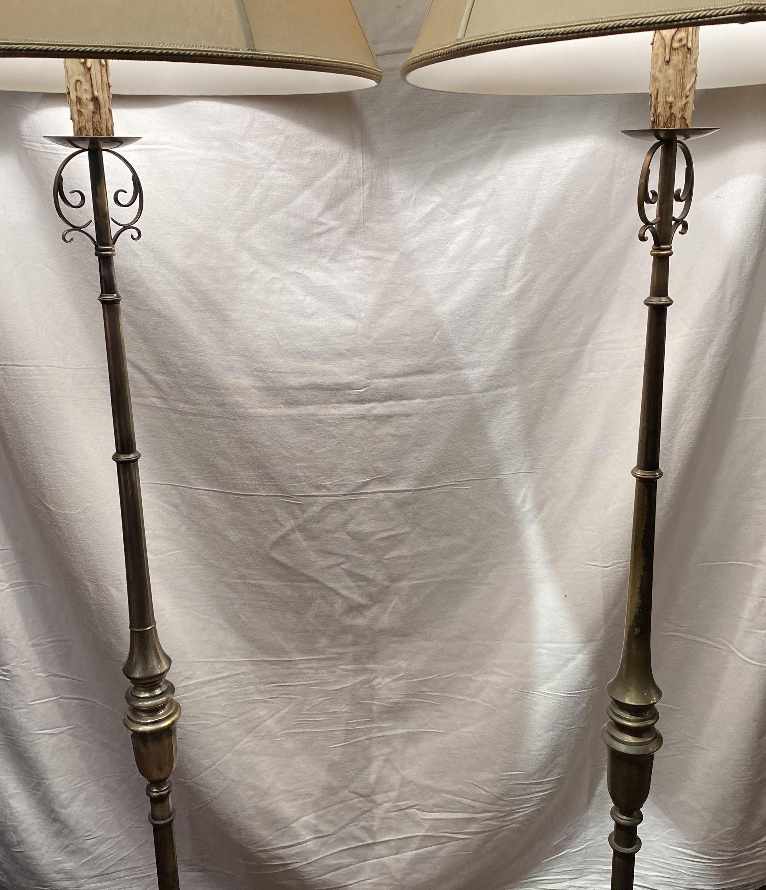 Mid-Century Modern Paire de lampadaires torchères en métal forgé à la main du 20e siècle avec bases à volutes en vente