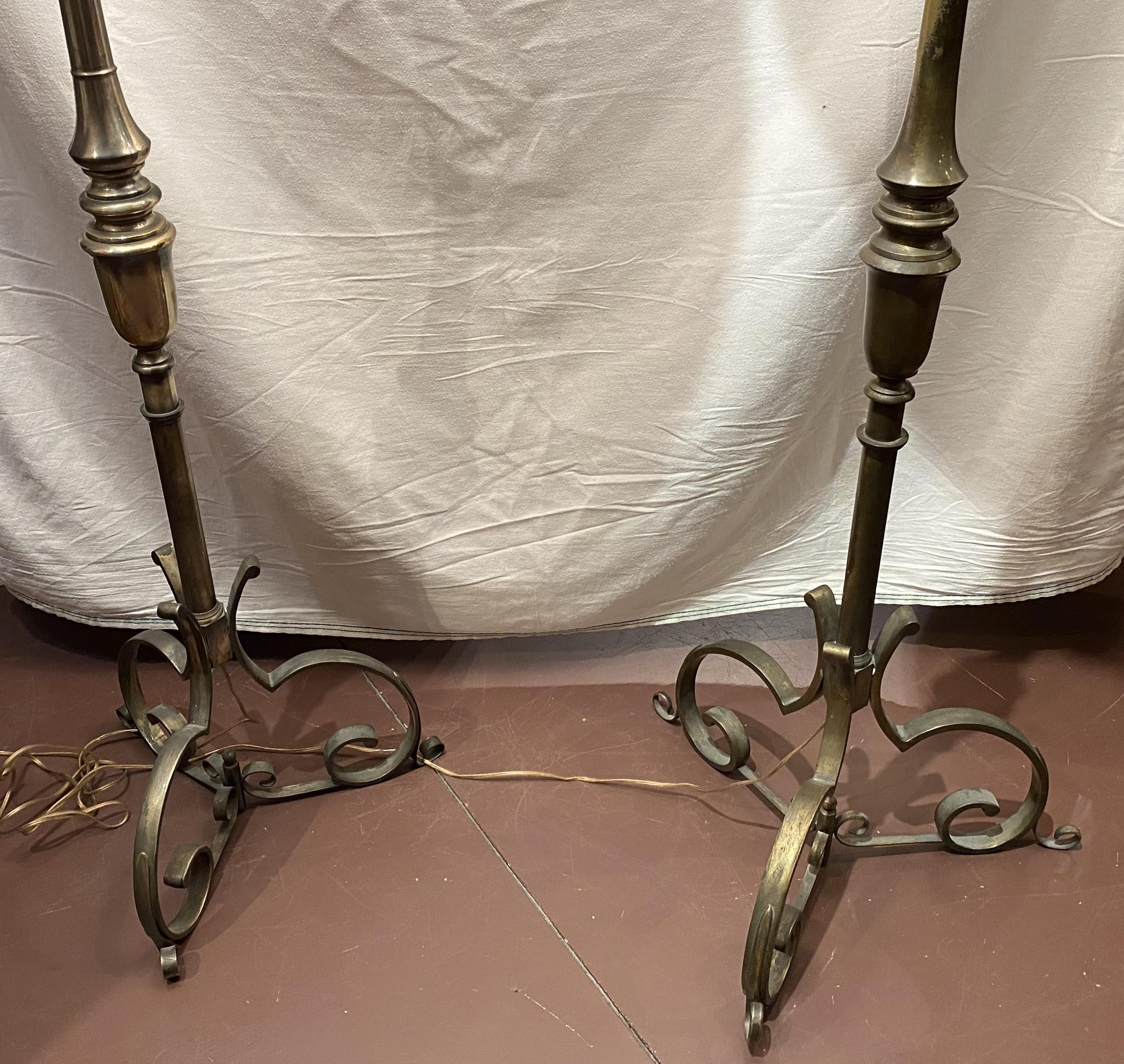 Américain Paire de lampadaires torchères en métal forgé à la main du 20e siècle avec bases à volutes en vente