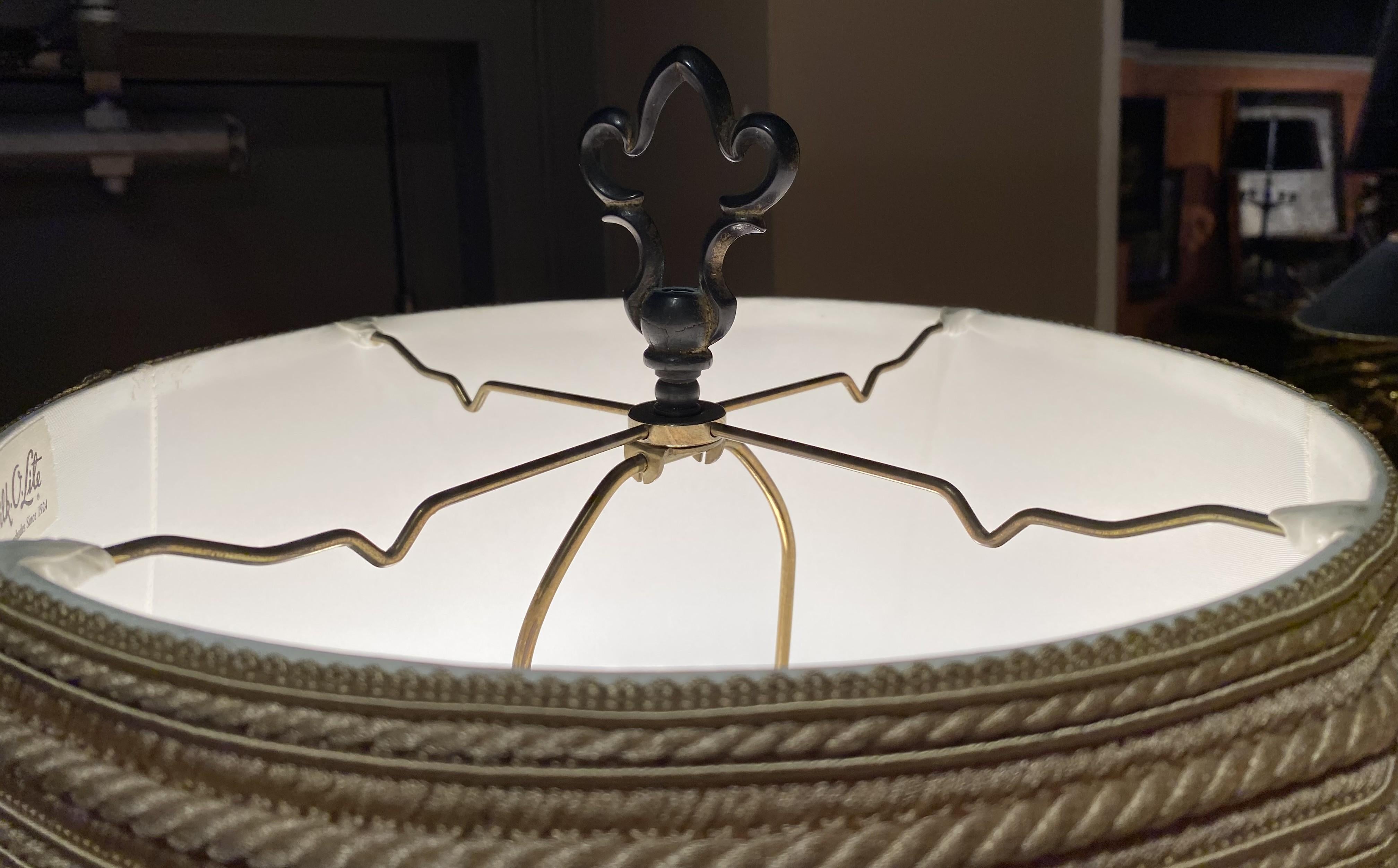 Paire de lampadaires torchères en métal forgé à la main du 20e siècle avec bases à volutes Bon état - En vente à Milford, NH