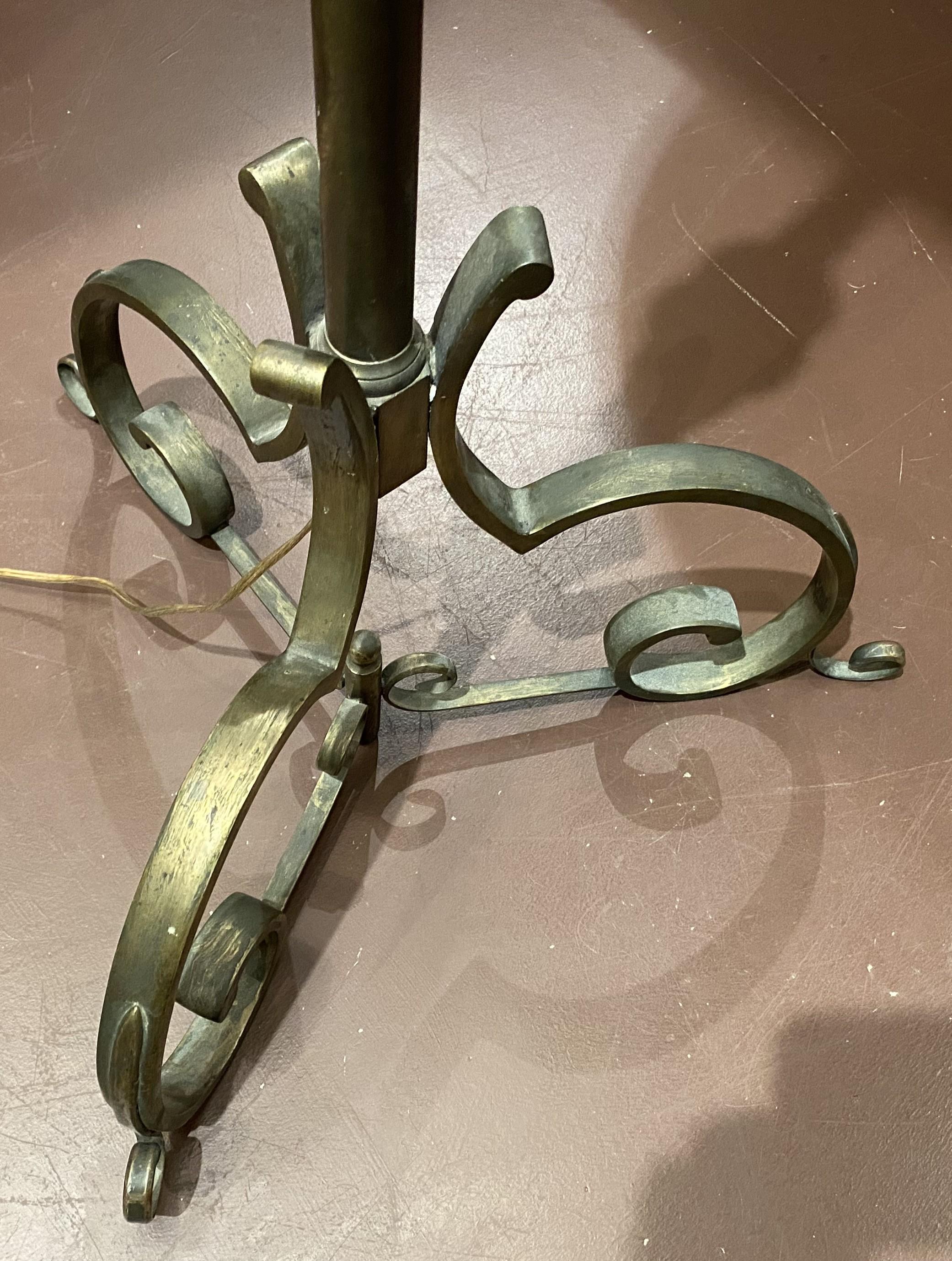 20ième siècle Paire de lampadaires torchères en métal forgé à la main du 20e siècle avec bases à volutes en vente