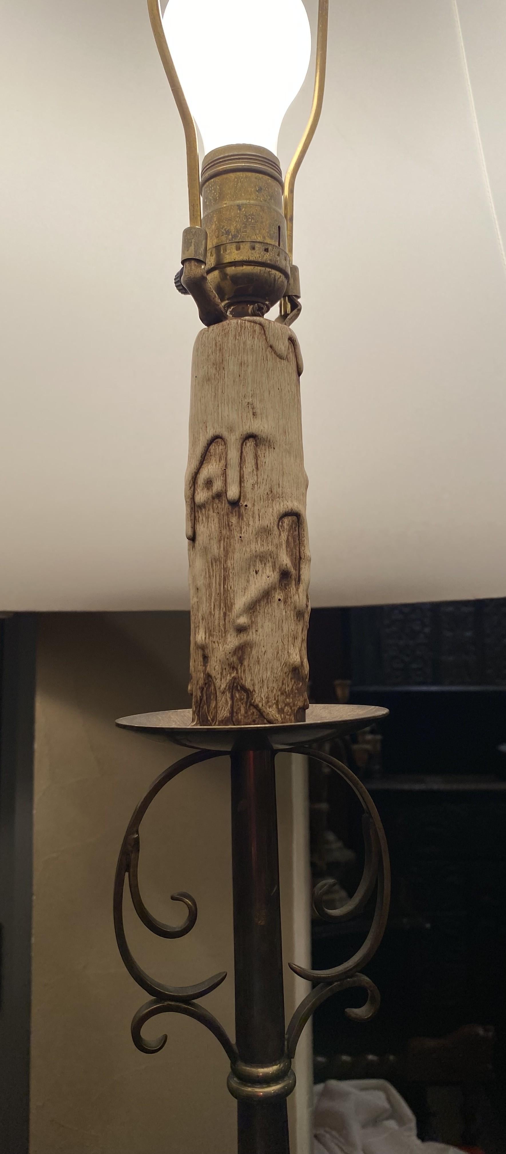Métal Paire de lampadaires torchères en métal forgé à la main du 20e siècle avec bases à volutes en vente