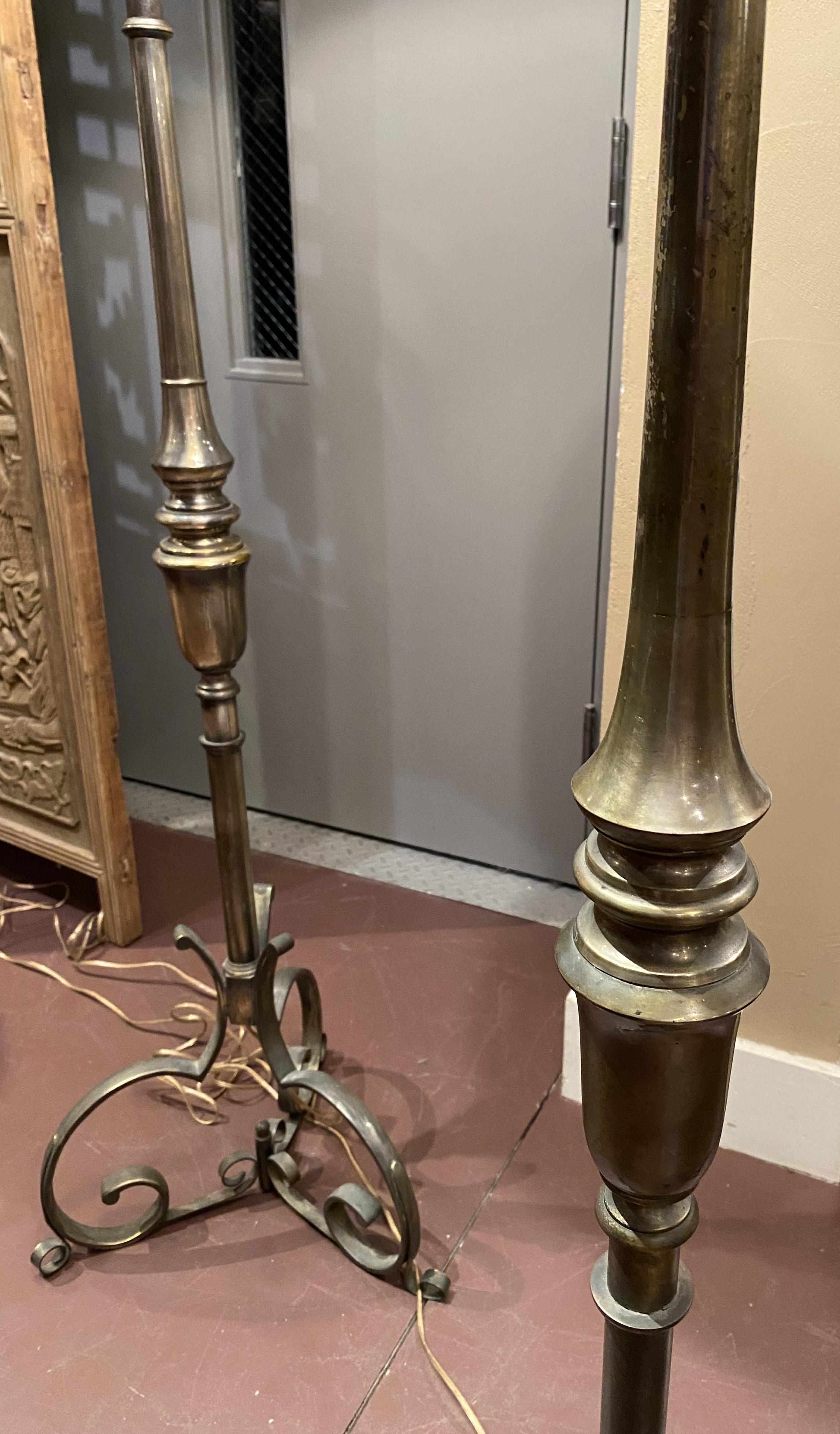 Paire de lampadaires torchères en métal forgé à la main du 20e siècle avec bases à volutes en vente 1
