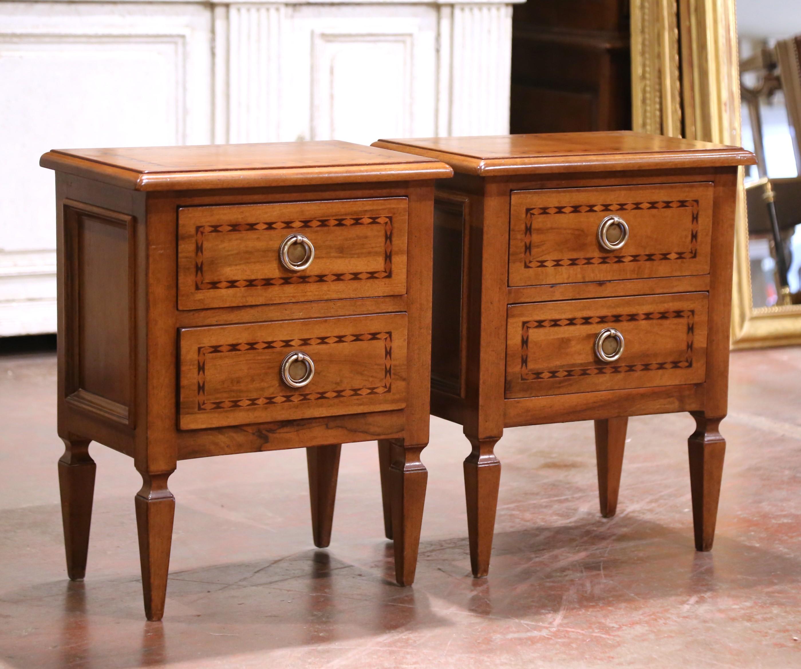 Porta la raffinatezza classica nel tuo spazio con questa elegante coppia di comodini in stile Luigi XVI, realizzati in Francia nel XX secolo. Ogni pezzo presenta una cassa rettangolare in noce con fascia in parquet con motivo a diamante e due