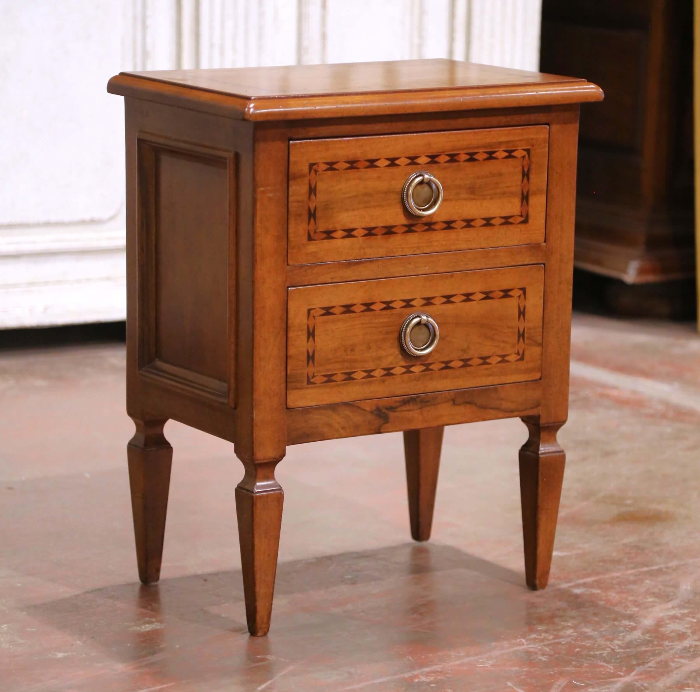 Français Paire de tables de nuit en noyer incrusté de style Louis XVI du C.I.C. avec détails en marqueterie en vente