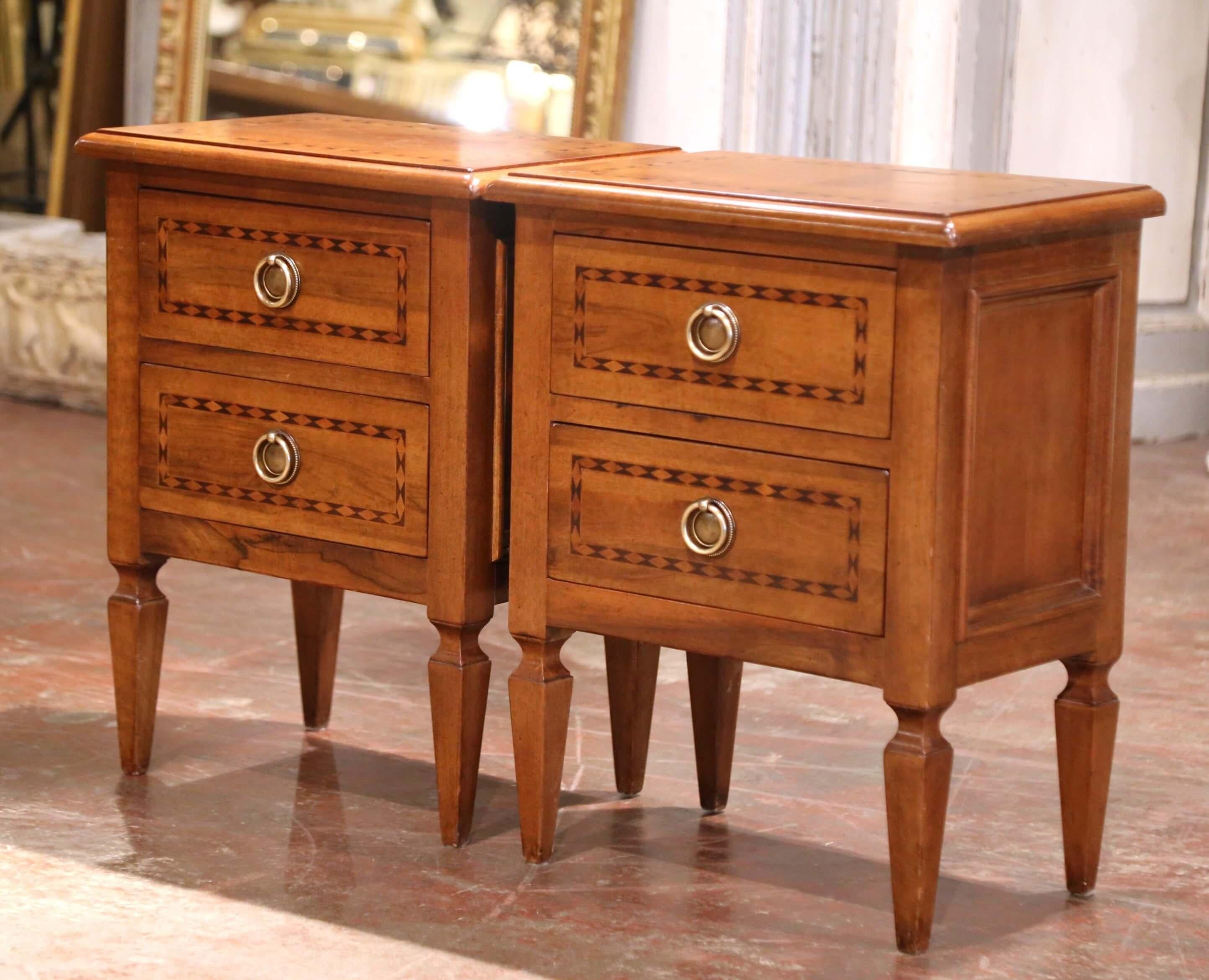 Sculpté à la main Paire de tables de nuit en noyer incrusté de style Louis XVI du C.I.C. avec détails en marqueterie en vente