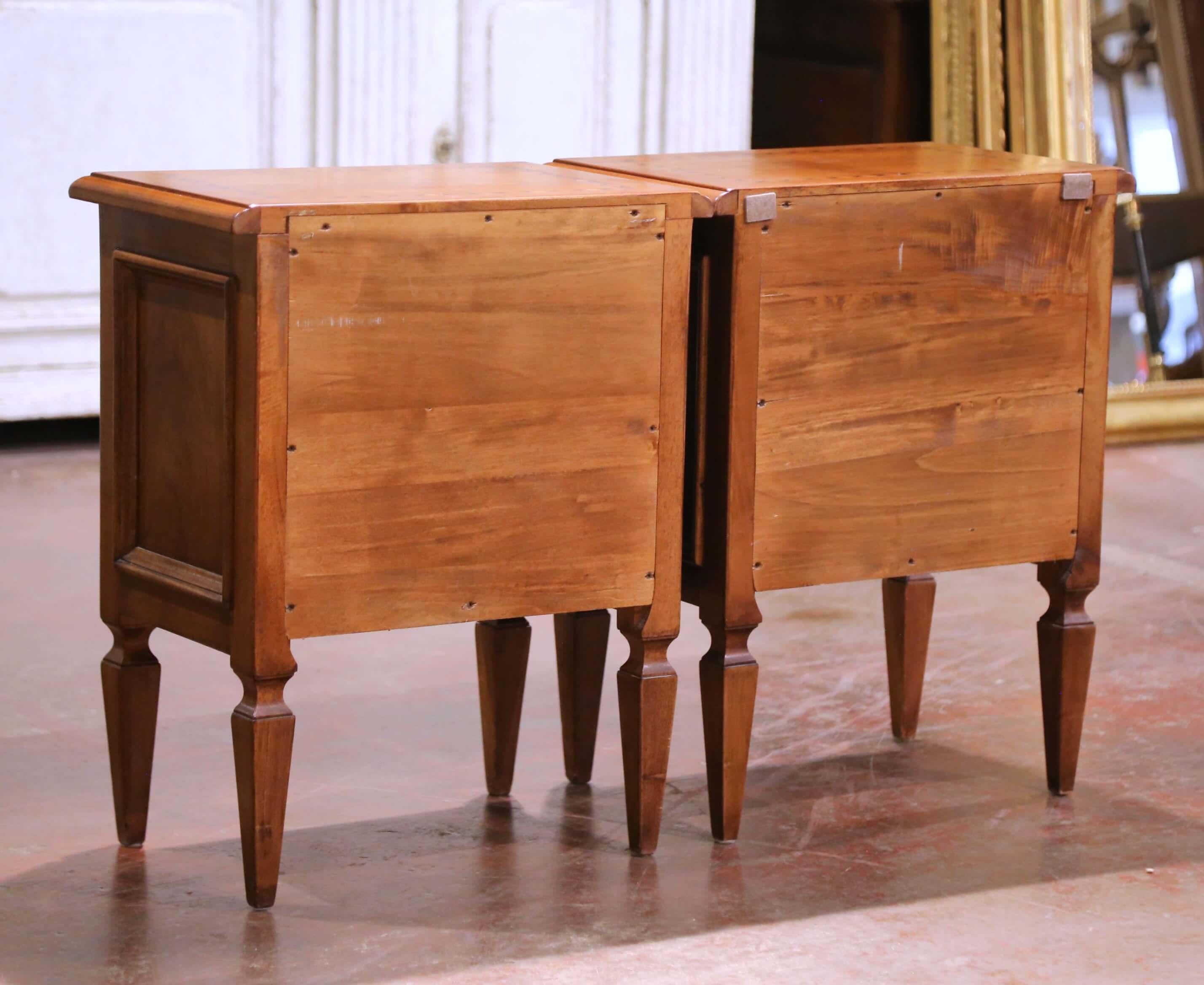 Paire de tables de nuit en noyer incrusté de style Louis XVI du C.I.C. avec détails en marqueterie en vente 2