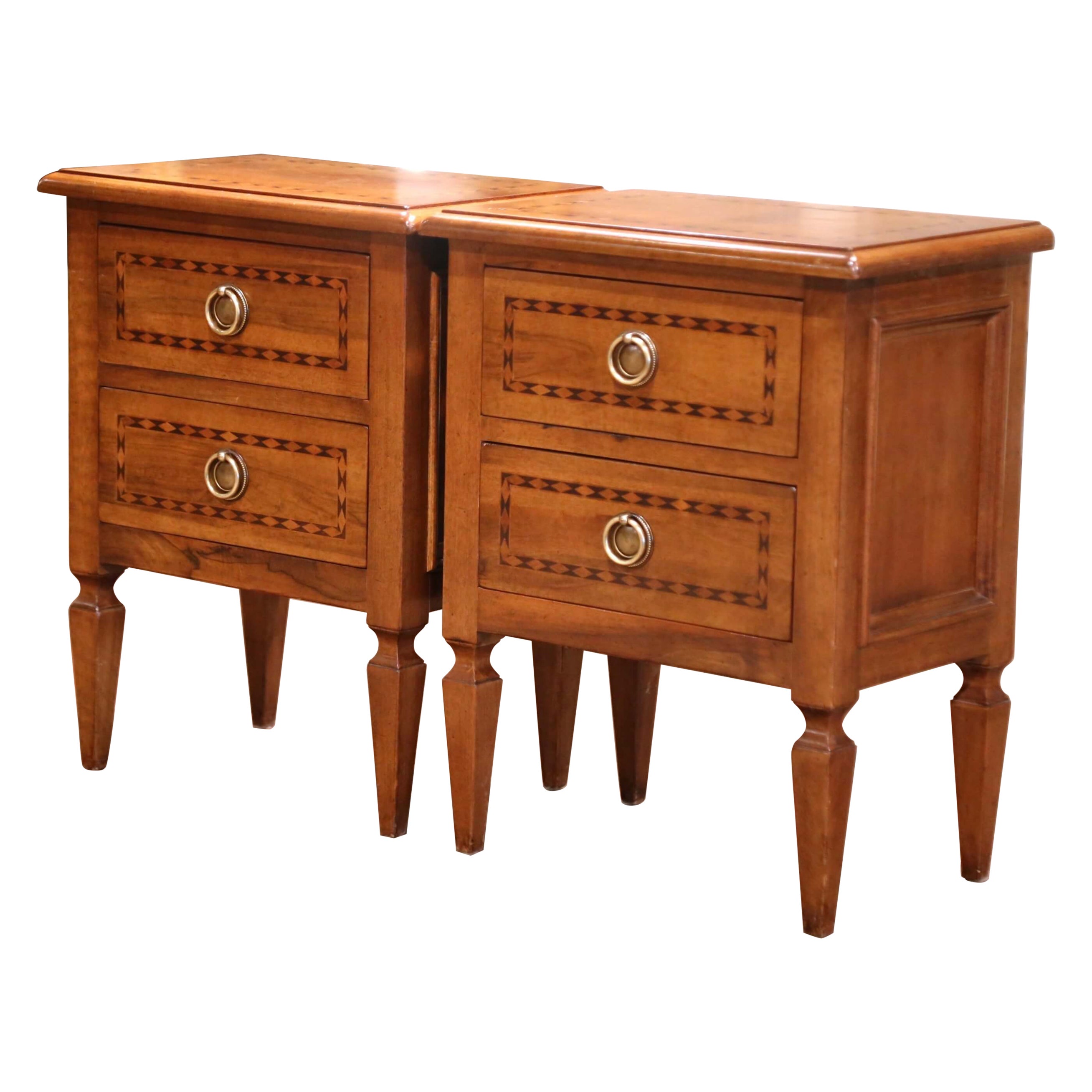 Paire de tables de nuit en noyer incrusté de style Louis XVI du C.I.C. avec détails en marqueterie en vente