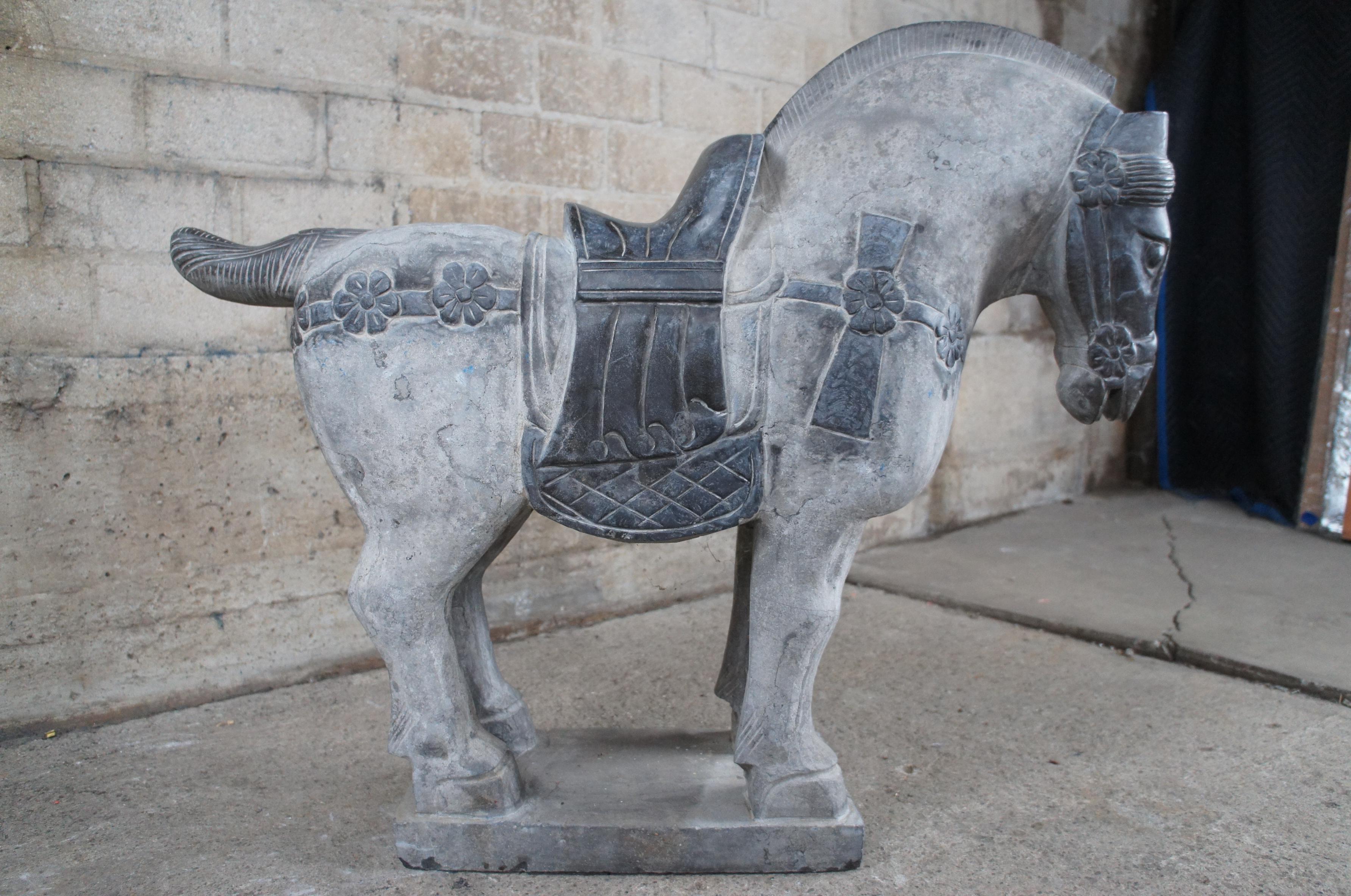 Paire de statues de chevaux Tang en pierre de palais impérial polychrome du 20e siècle en vente 6