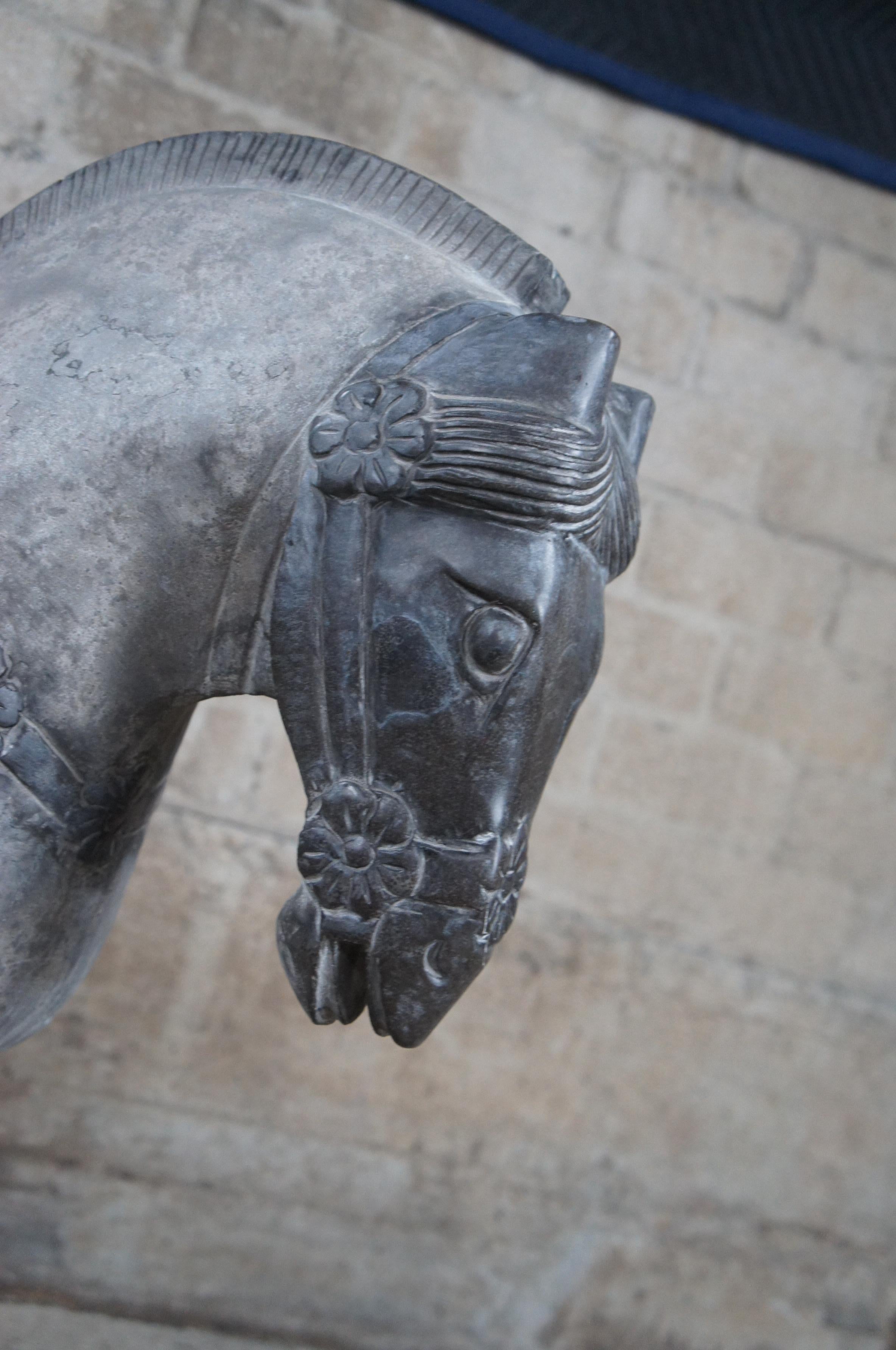 Paire de statues de chevaux Tang en pierre de palais impérial polychrome du 20e siècle en vente 7