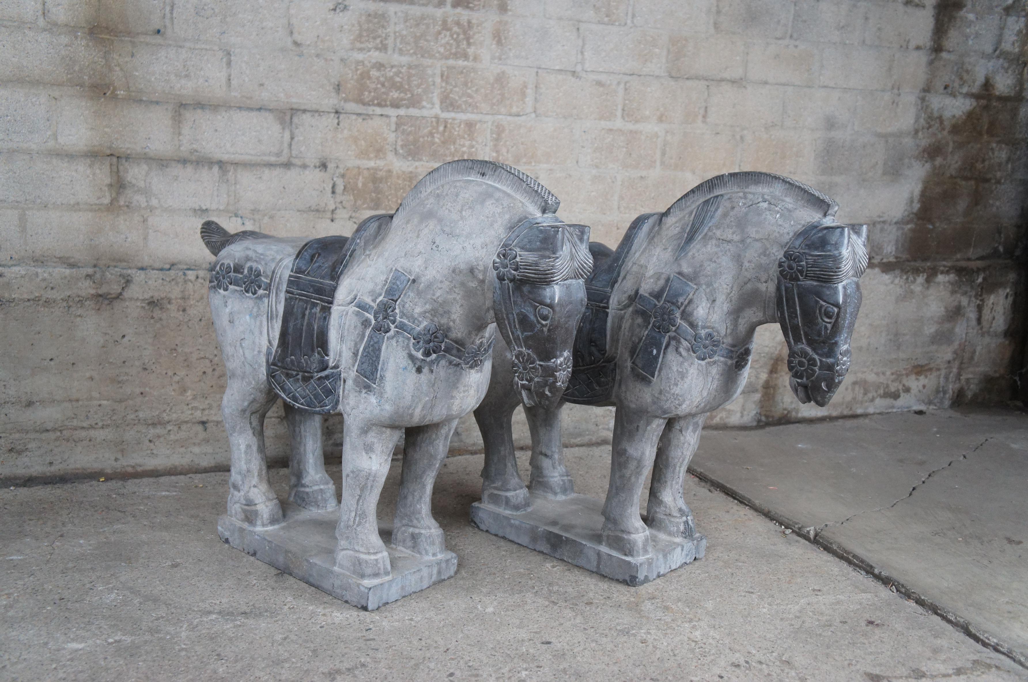 Pierre Paire de statues de chevaux Tang en pierre de palais impérial polychrome du 20e siècle en vente