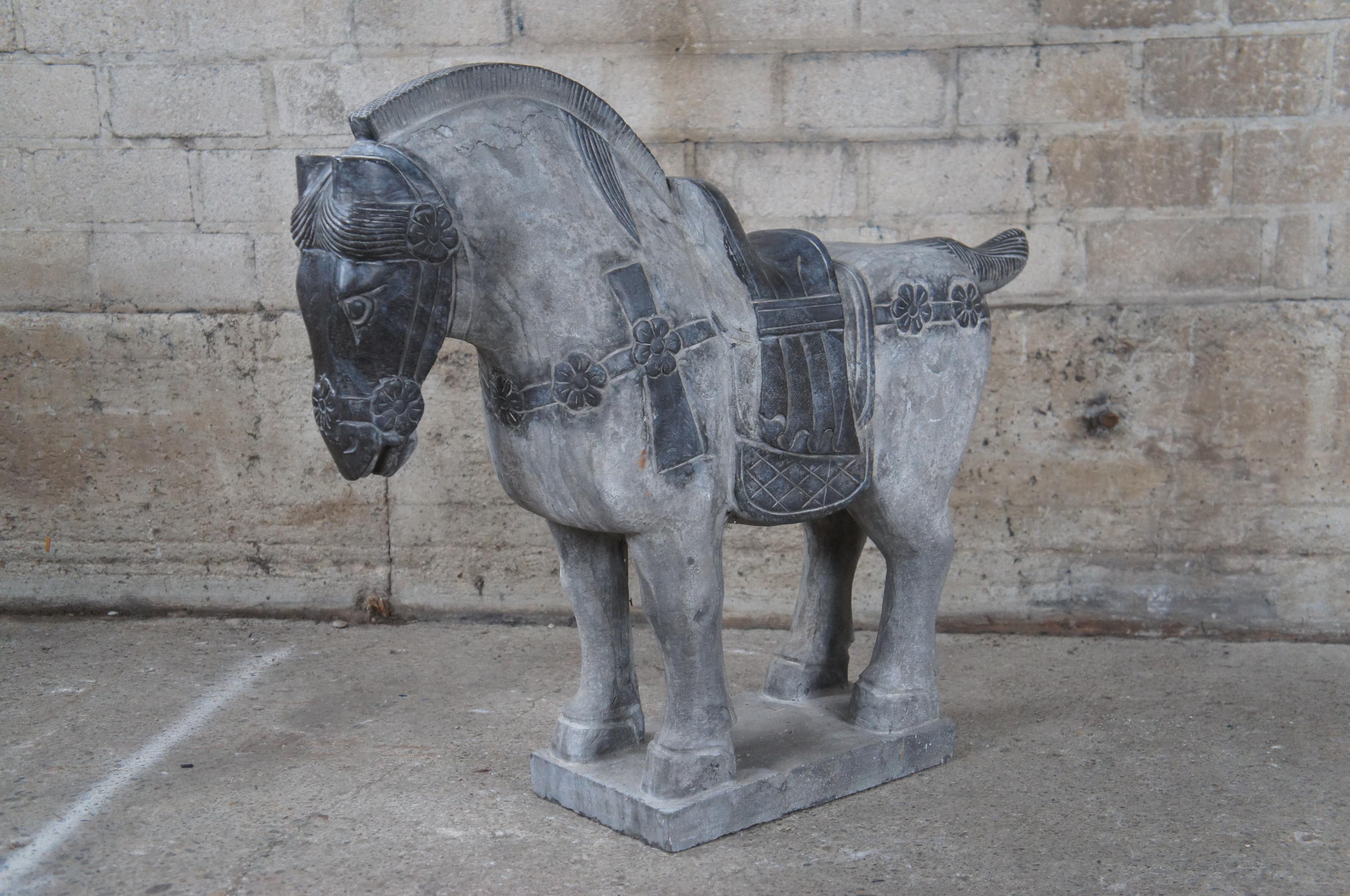 Paire de statues de chevaux Tang en pierre de palais impérial polychrome du 20e siècle en vente 3