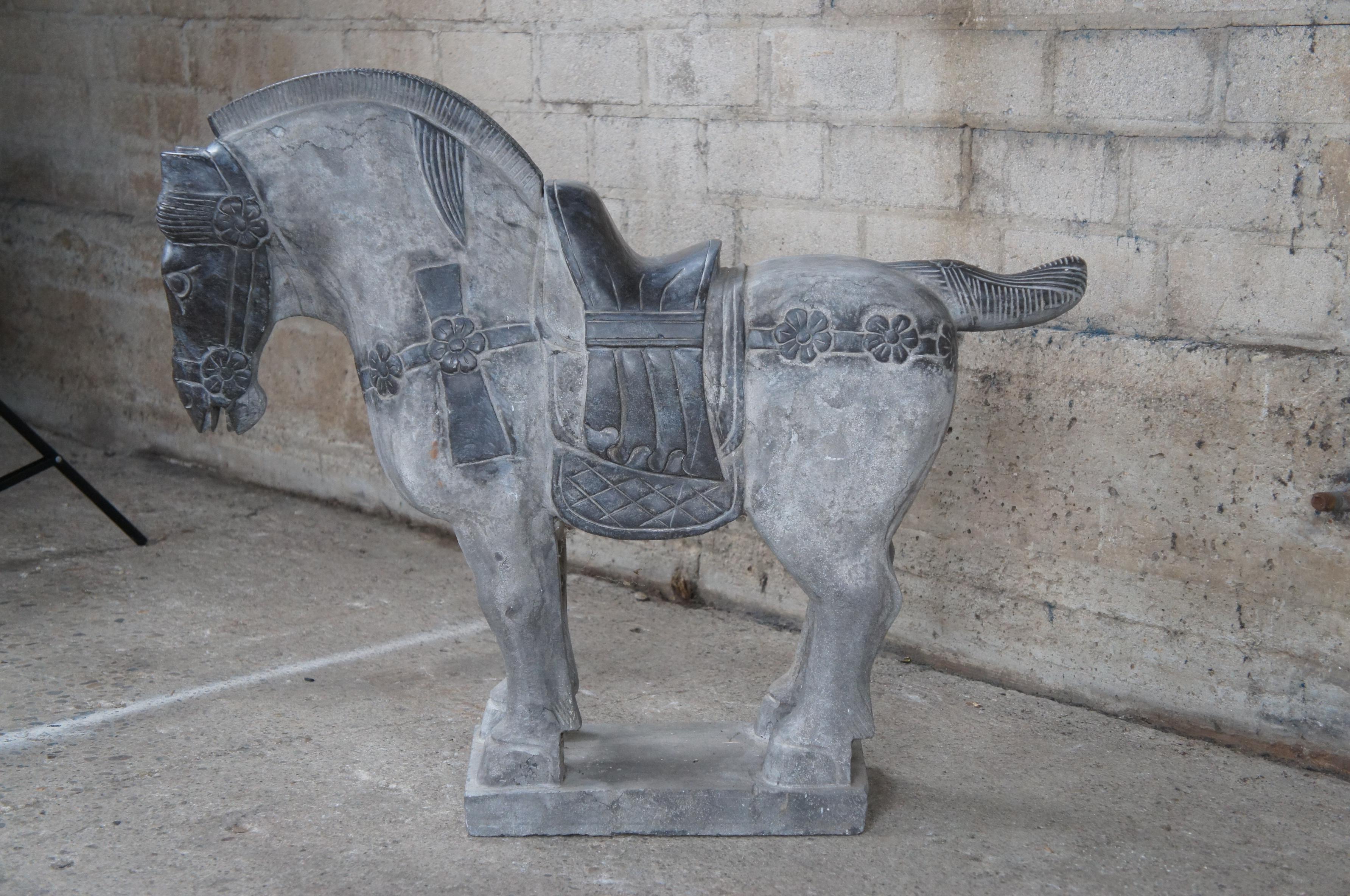 Paire de statues de chevaux Tang en pierre de palais impérial polychrome du 20e siècle en vente 4