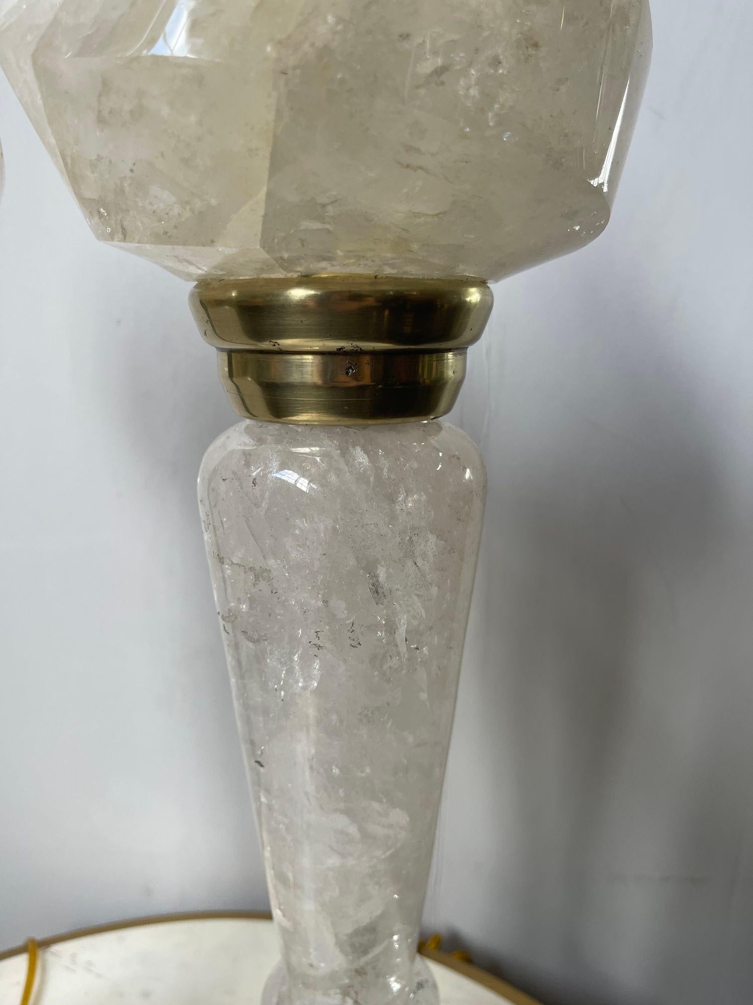 Paire de lampes en cristal de roche du C.I.C. avec abat-jour en forme de flamme et détails en laiton Bon état - En vente à Los Angeles, CA