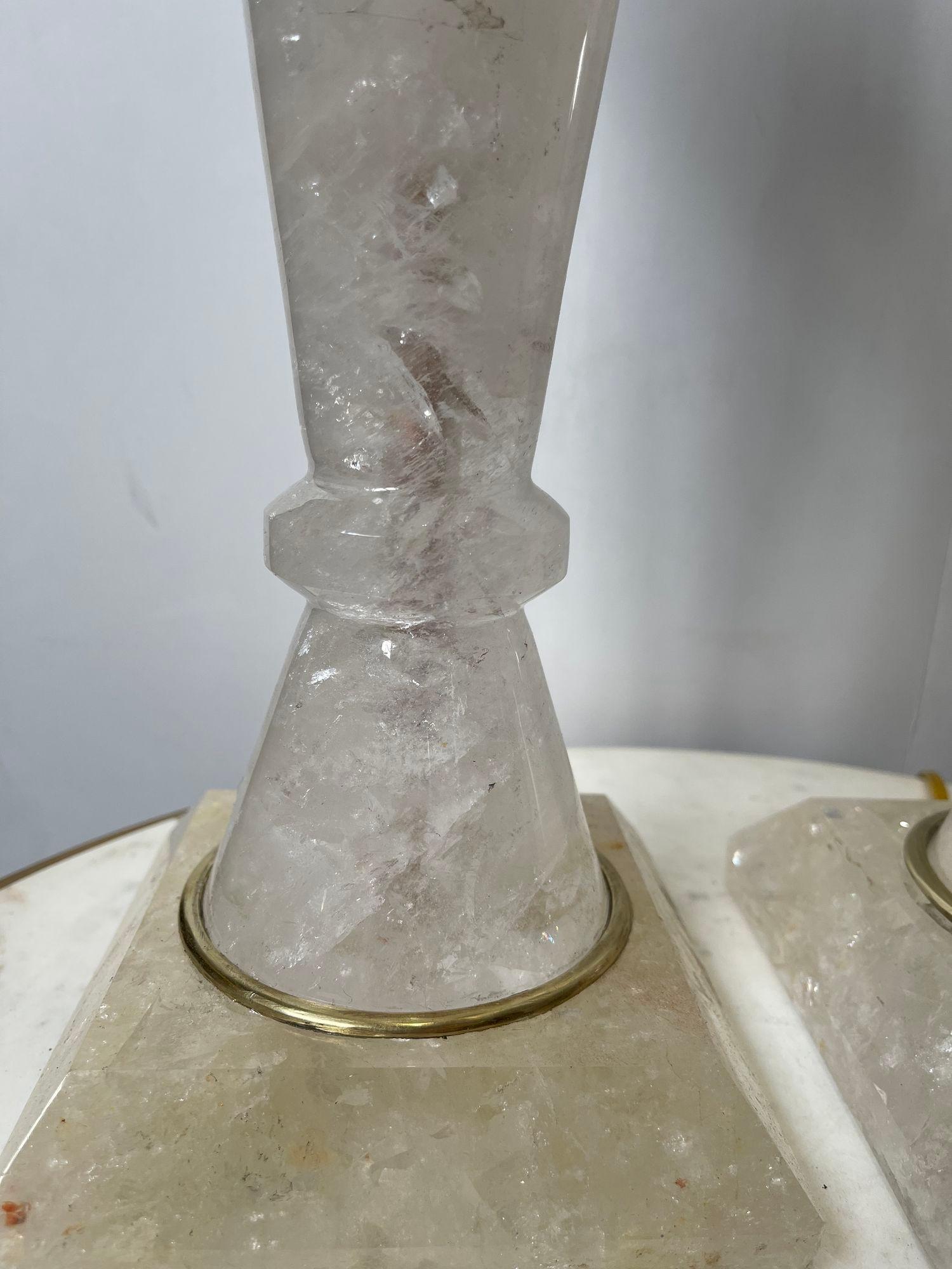 20ième siècle Paire de lampes en cristal de roche du C.I.C. avec abat-jour en forme de flamme et détails en laiton en vente