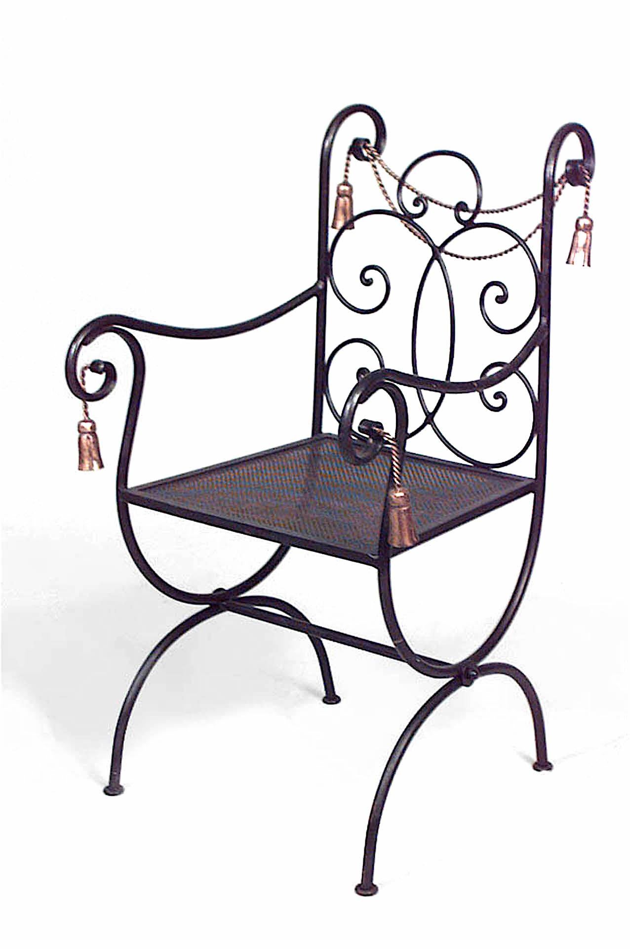 Coppia di poltroncine in ferro verniciato nero e oro con gambe a croce (XX sec.)

