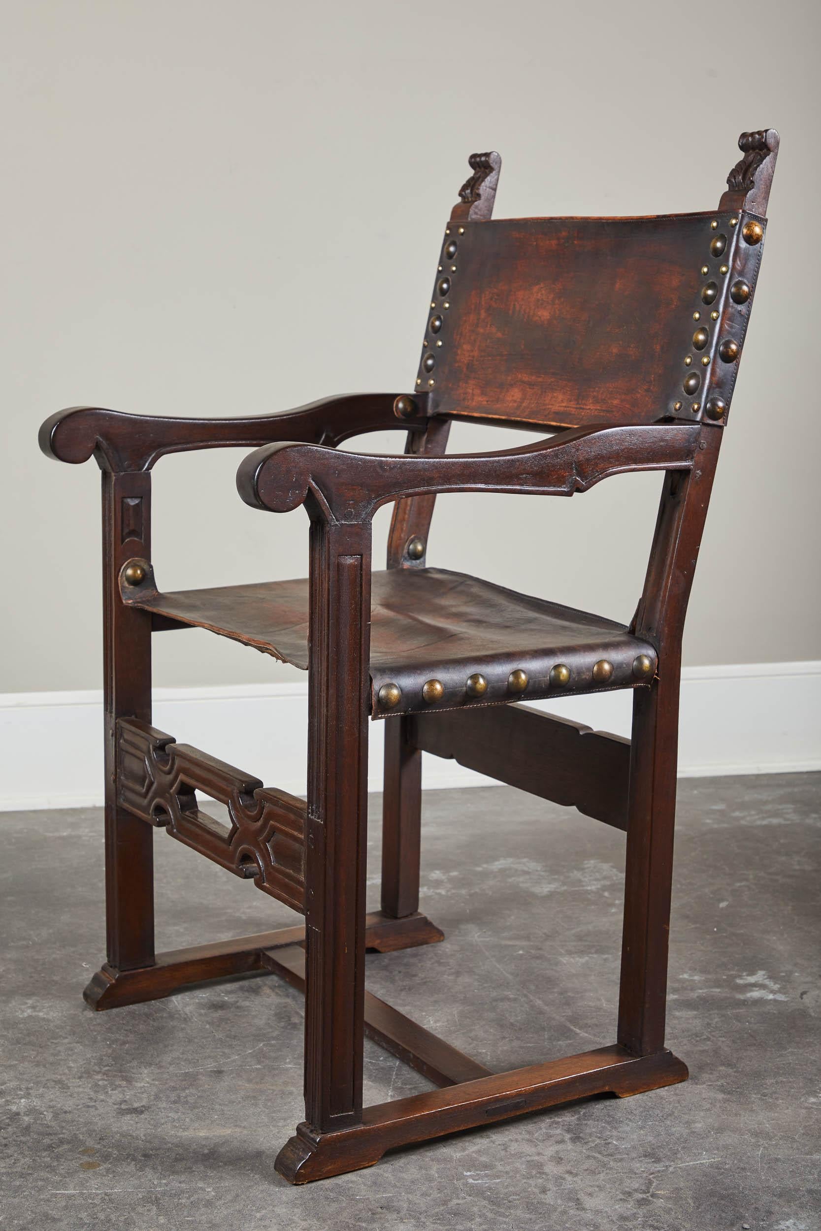 Paire de fauteuils d'Amérique du Sud du XXe siècle avec assise et dossier en cuir en vente 3