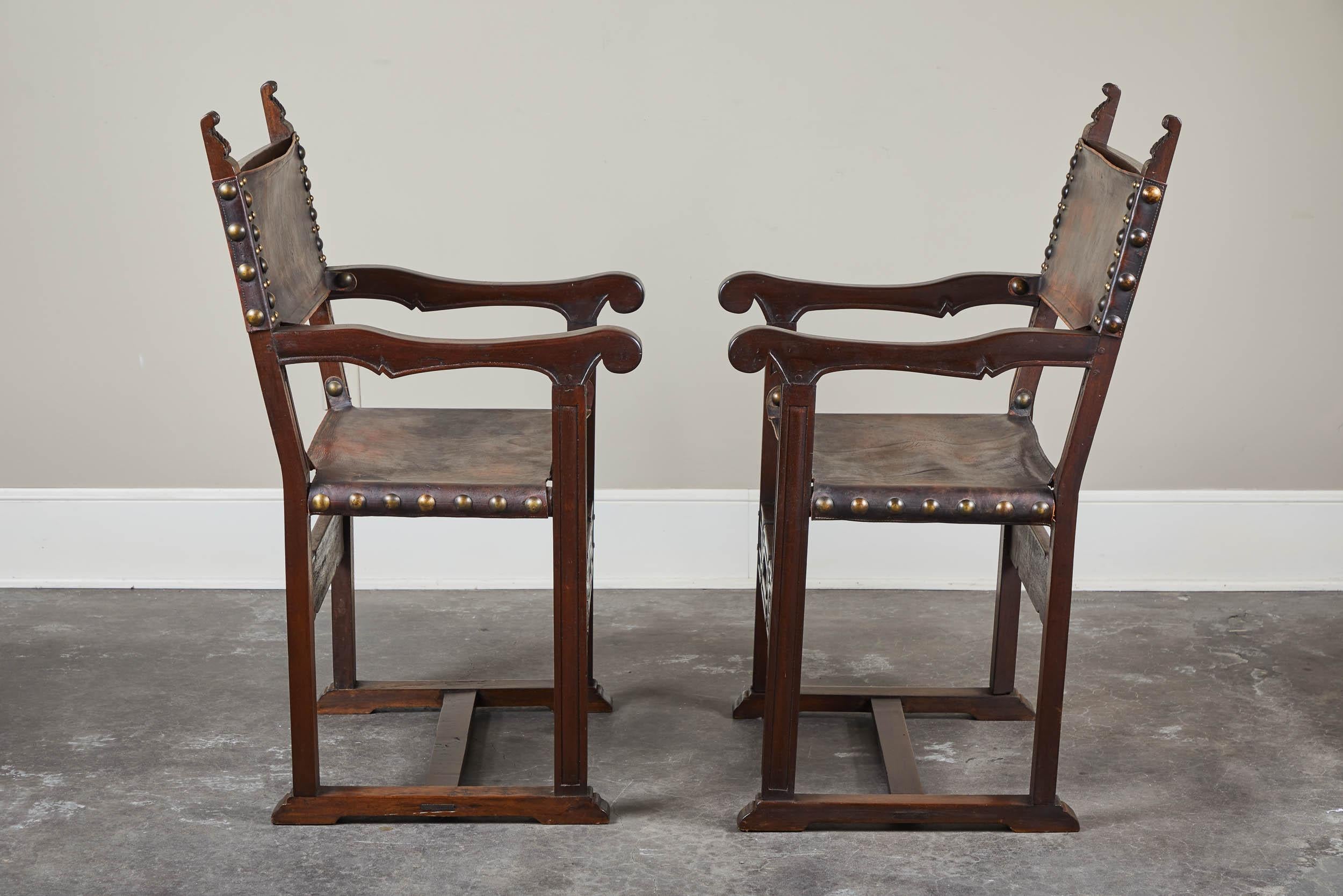 20ième siècle Paire de fauteuils d'Amérique du Sud du XXe siècle avec assise et dossier en cuir en vente