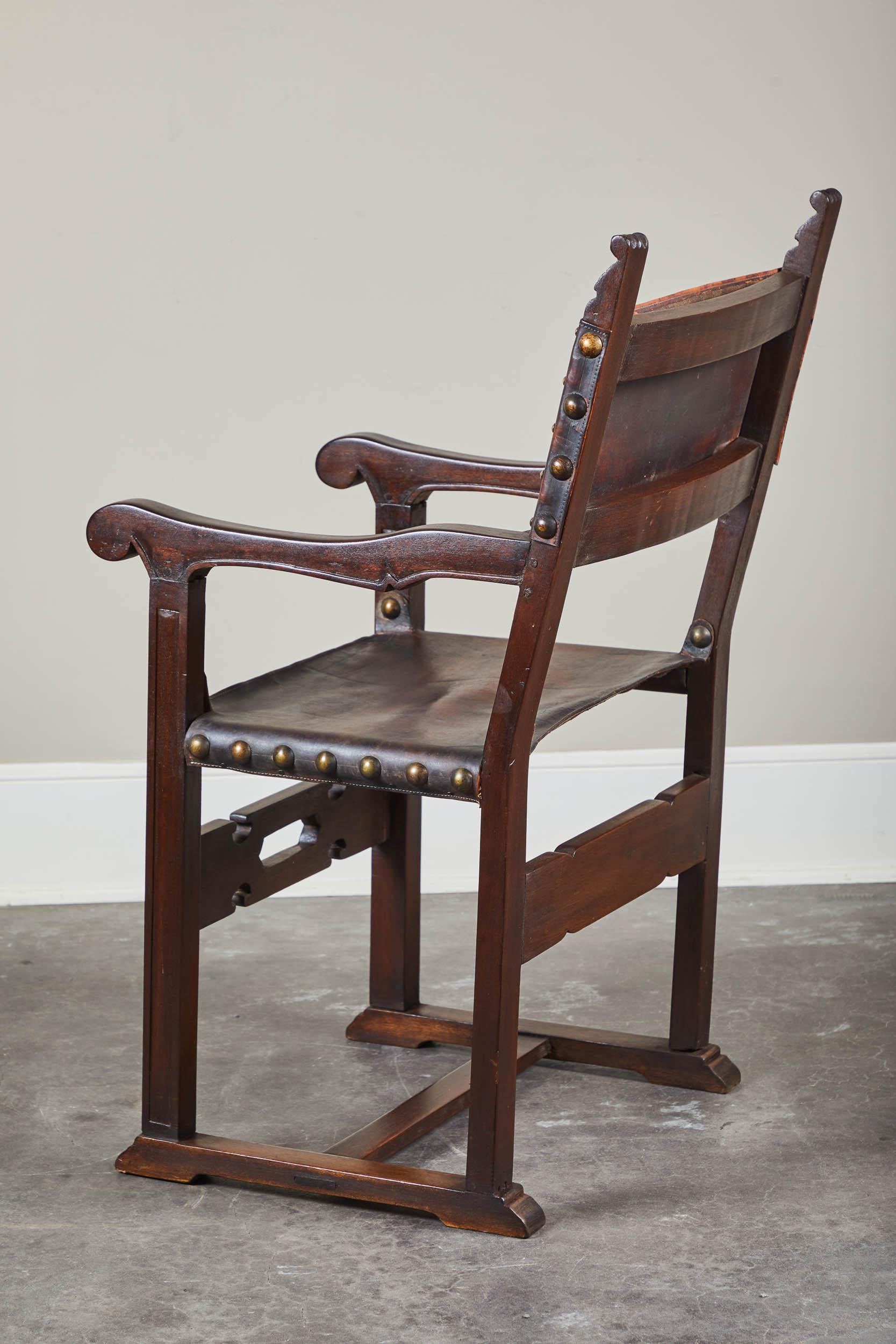 Paire de fauteuils d'Amérique du Sud du XXe siècle avec assise et dossier en cuir en vente 1