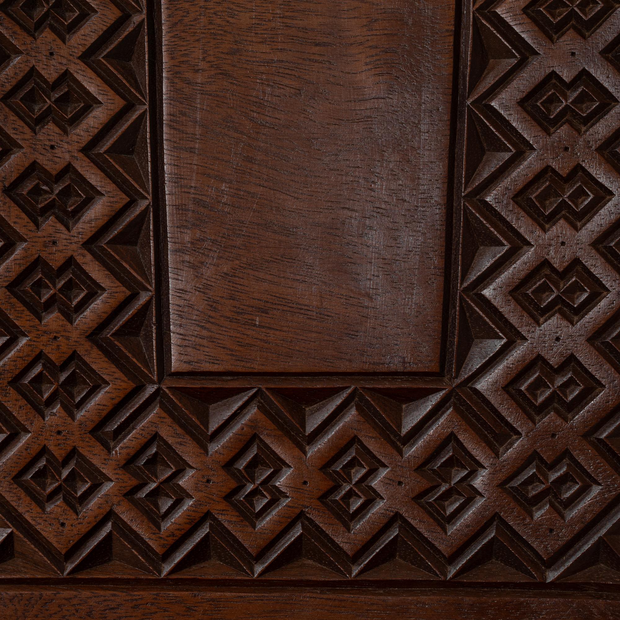 Paire de chaises africaines du 20ème siècle en bois sculpté du Congo en vente 5