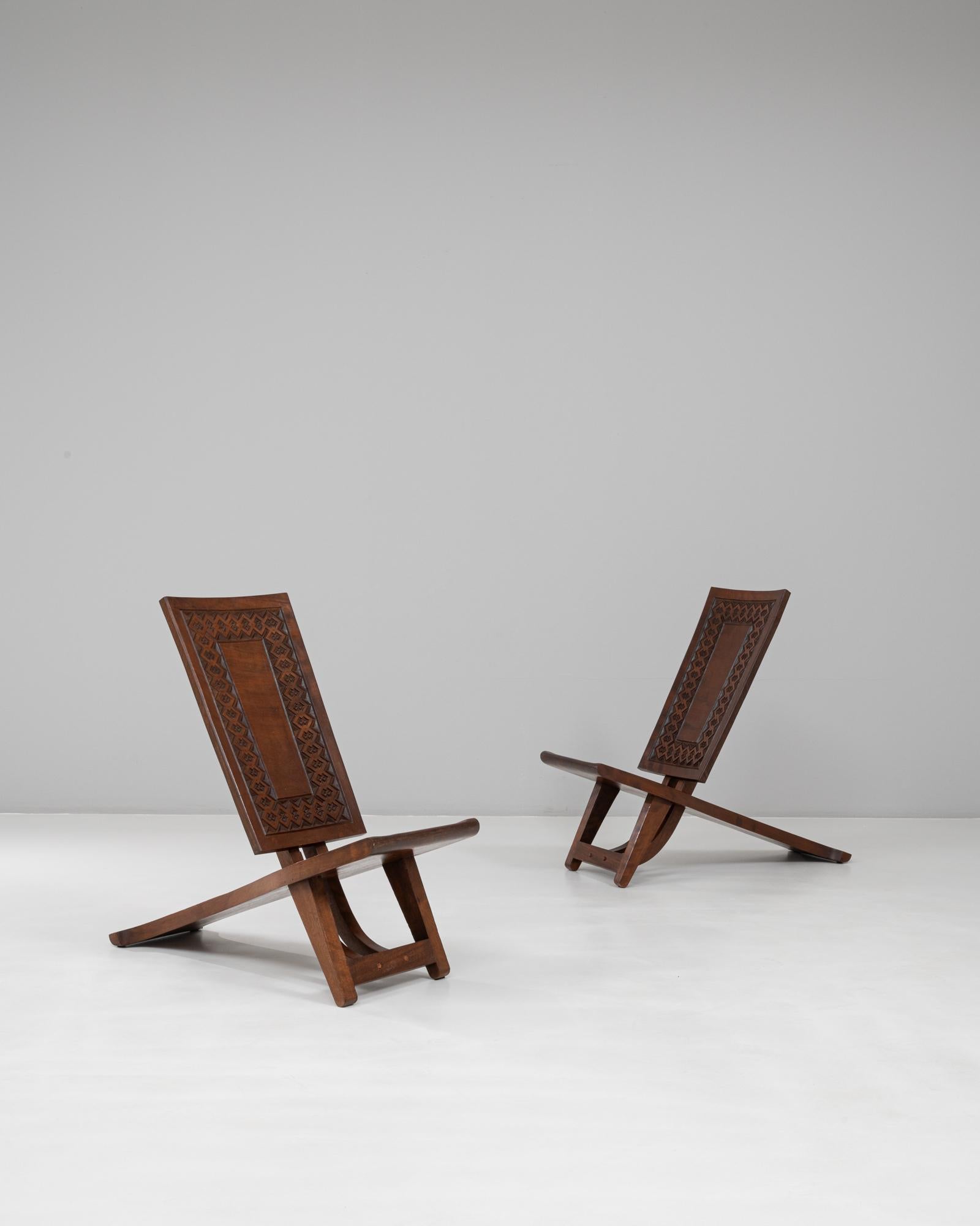 Ces chaises africaines en bois sculpté du Congo, datant du 20e siècle, témoignent de l'élégance sculpturale et de la richesse de l'artisanat qui caractérisent les traditions de design de l'Afrique centrale. Chaque chaise présente une silhouette
