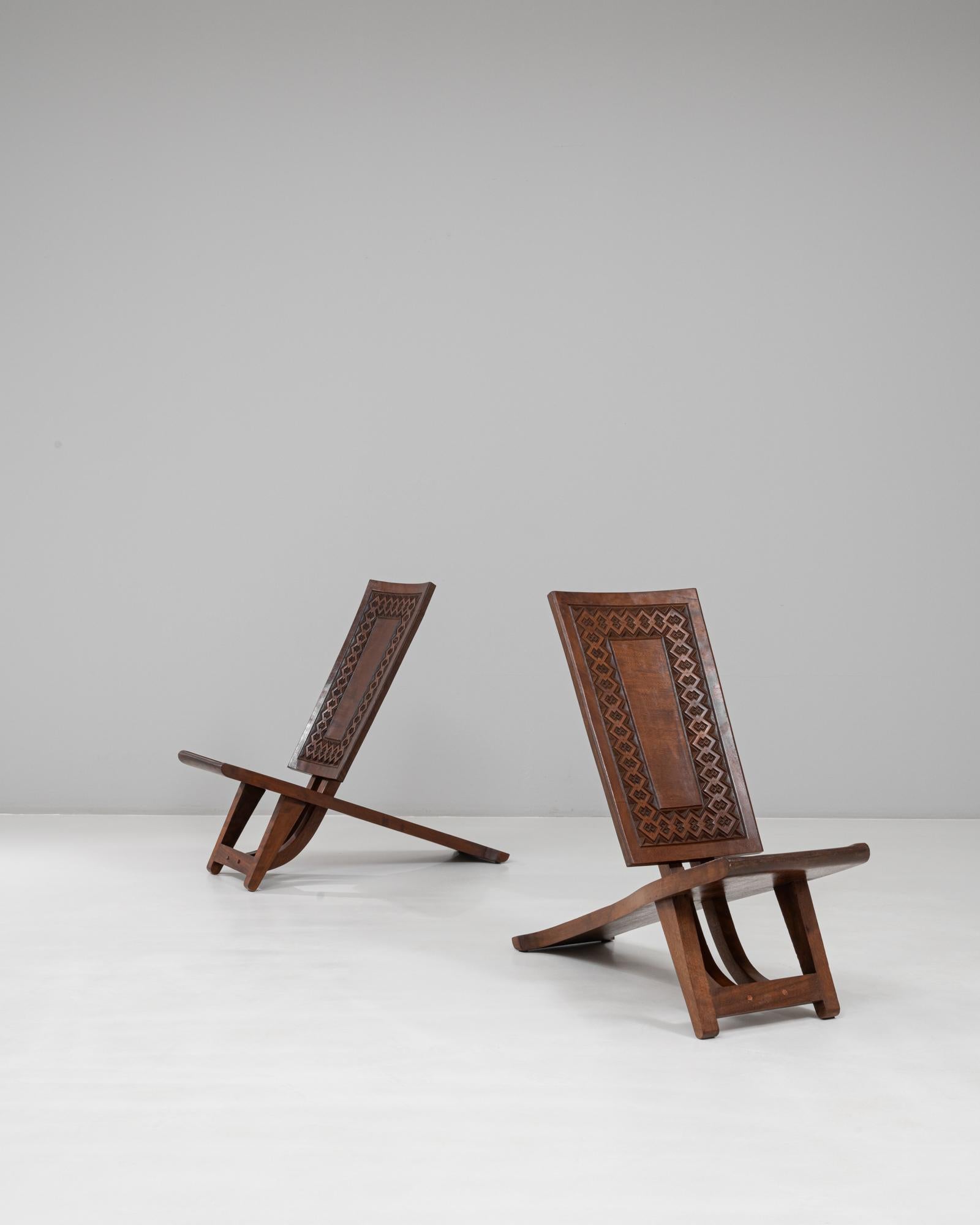 Paire de chaises africaines du 20ème siècle en bois sculpté du Congo Bon état - En vente à High Point, NC