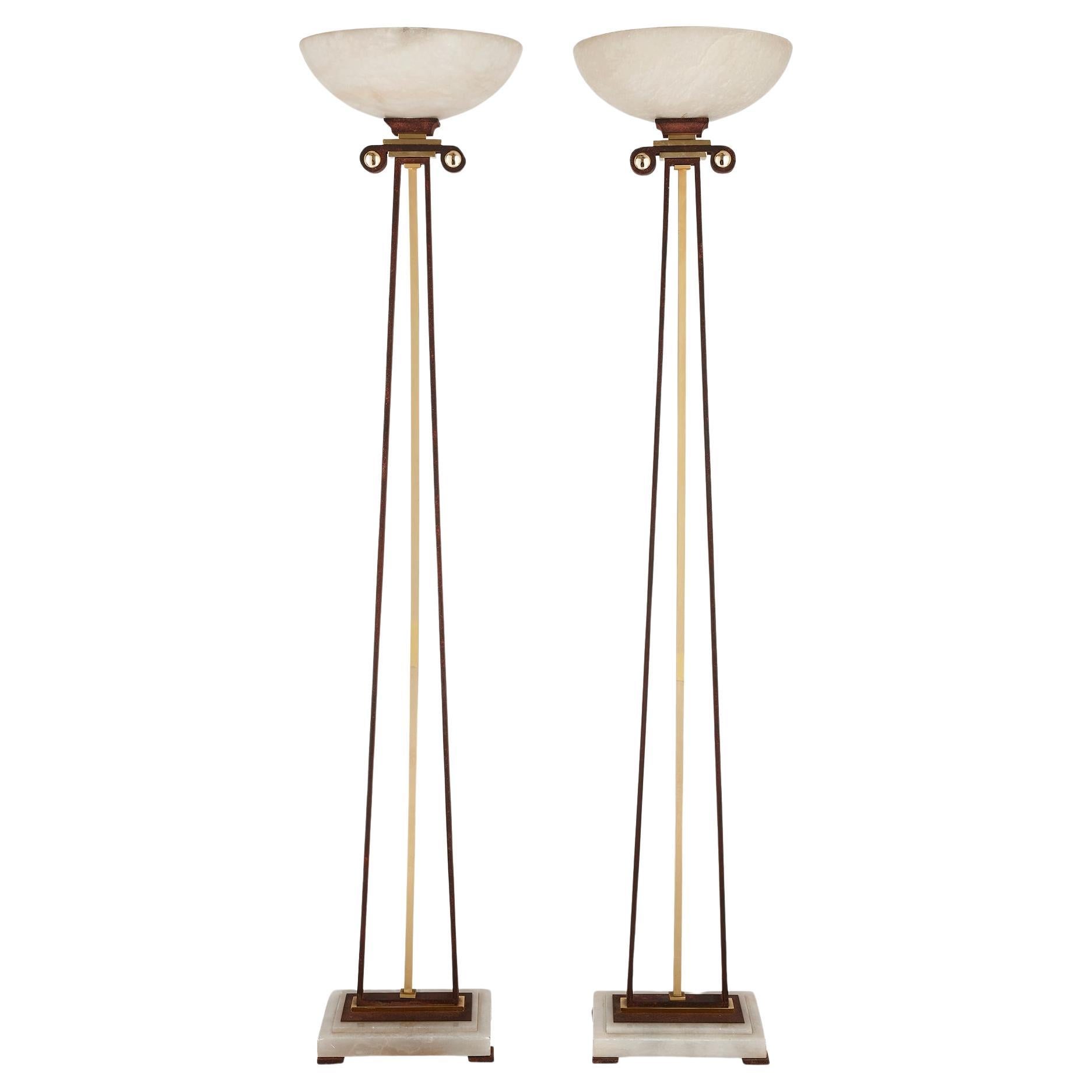 Paire de lampadaires du 20e siècle en albâtre, métal doré et fer