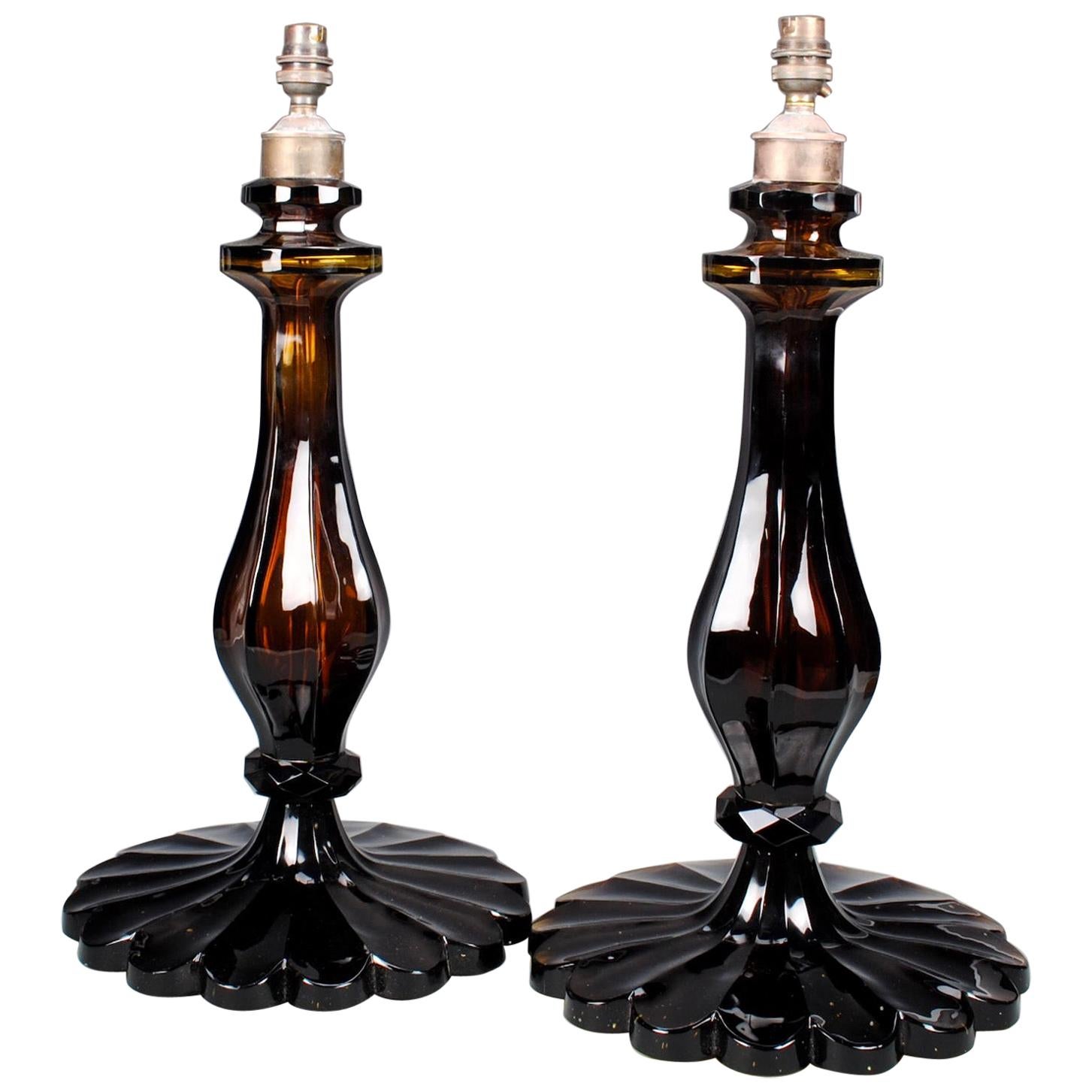 Paire de lampes de table en verre taillé ambré du XXe siècle