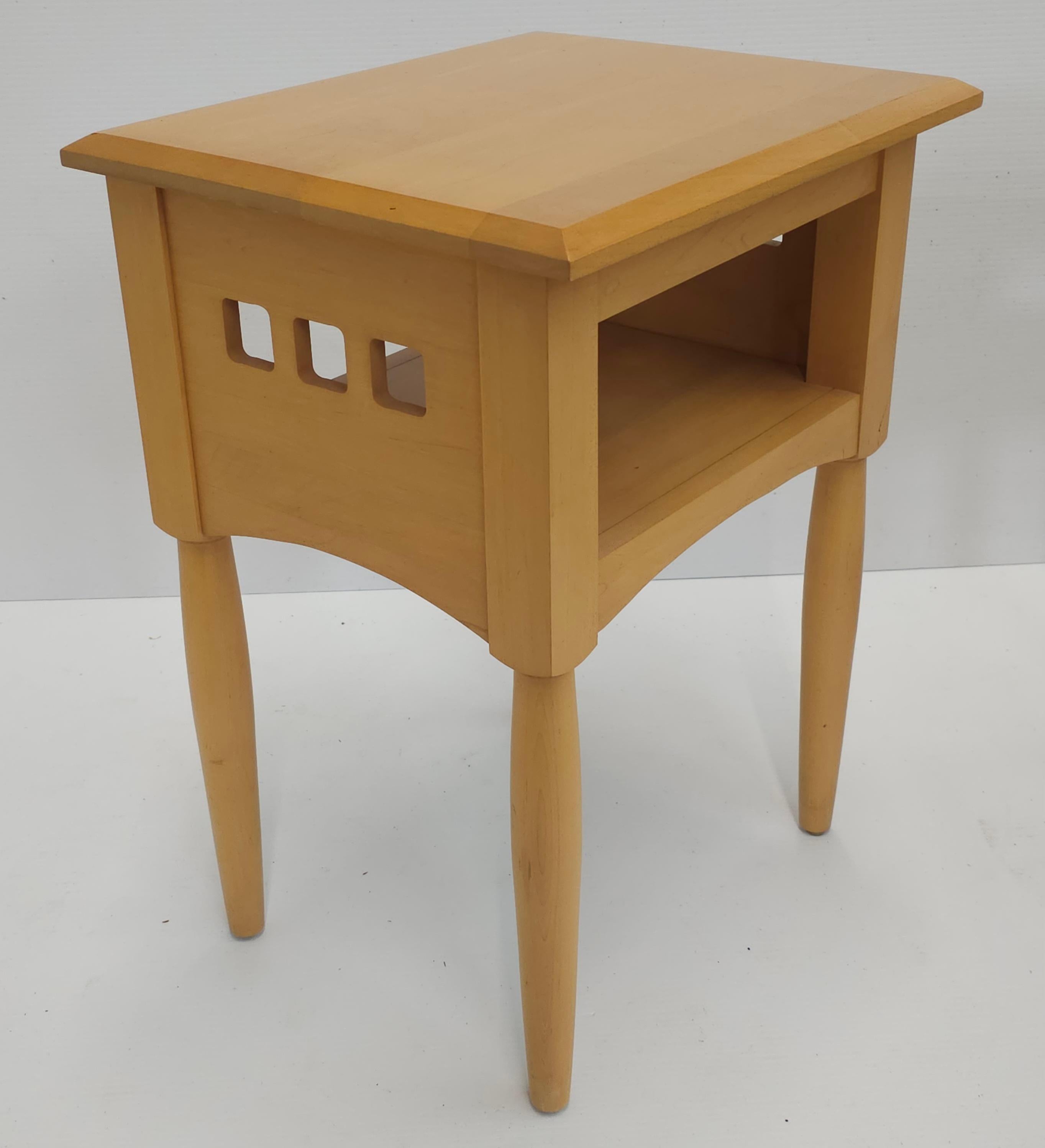 Pair Of 20th Century American Classical Maple Accent Side Tables or Nightstands For Sale 6