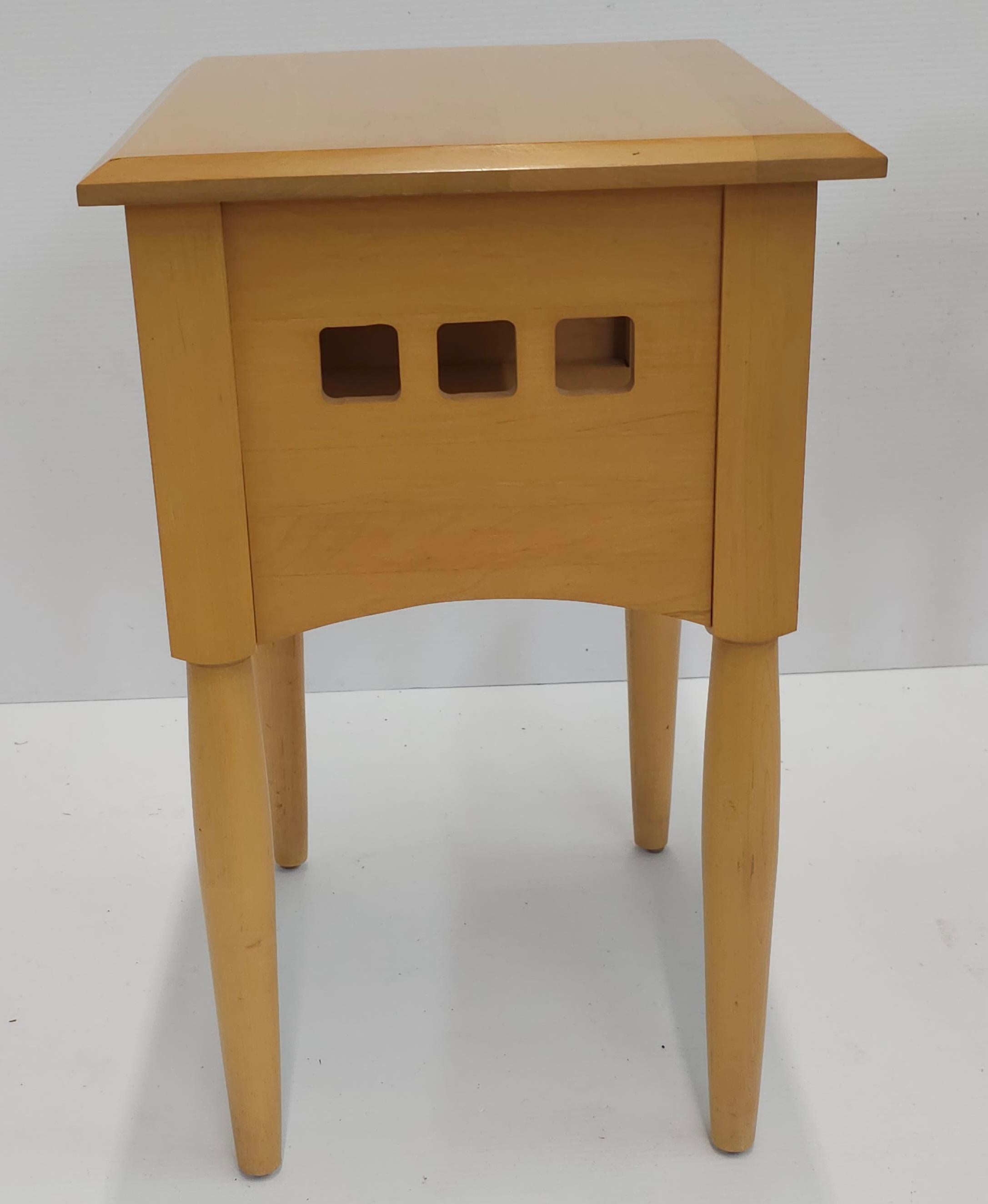 Pair Of 20th Century American Classical Maple Accent Side Tables or Nightstands For Sale 7