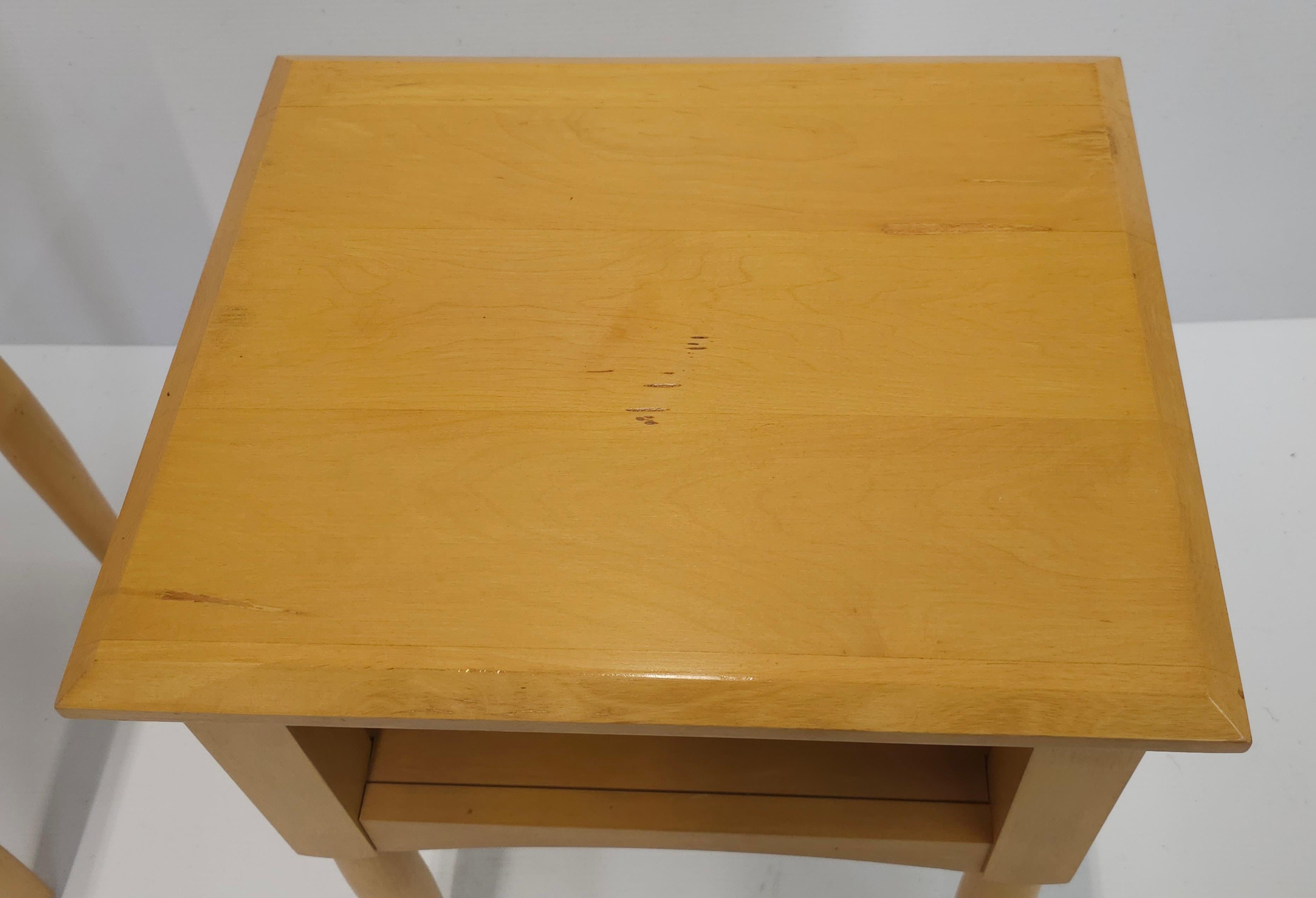 Pair Of 20th Century American Classical Maple Accent Side Tables or Nightstands For Sale 8