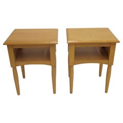 Paire de tables d'appoint ou de chevets en érable classique américain du 20e siècle