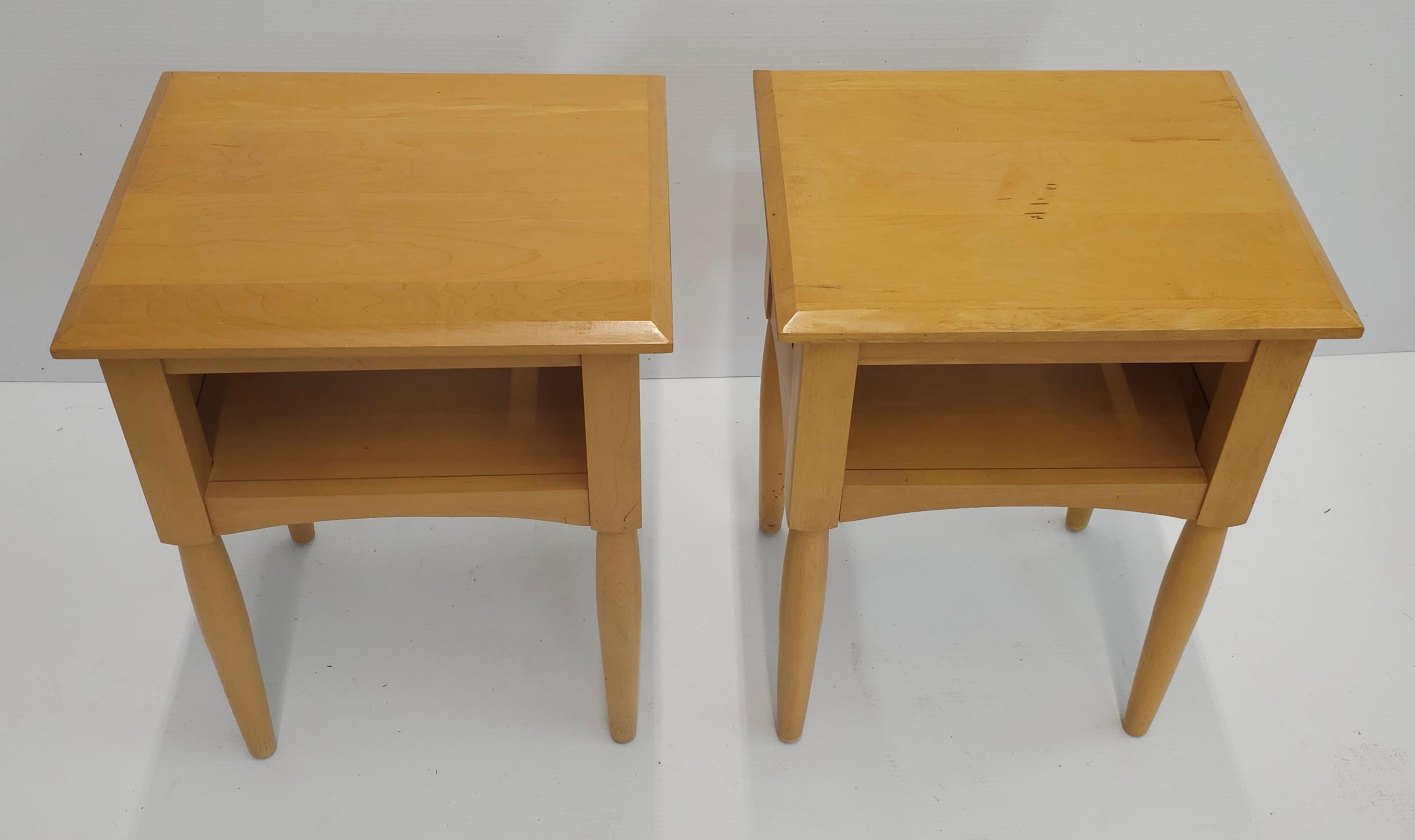 Other Pair Of 20th Century American Classical Maple Accent Side Tables or Nightstands For Sale