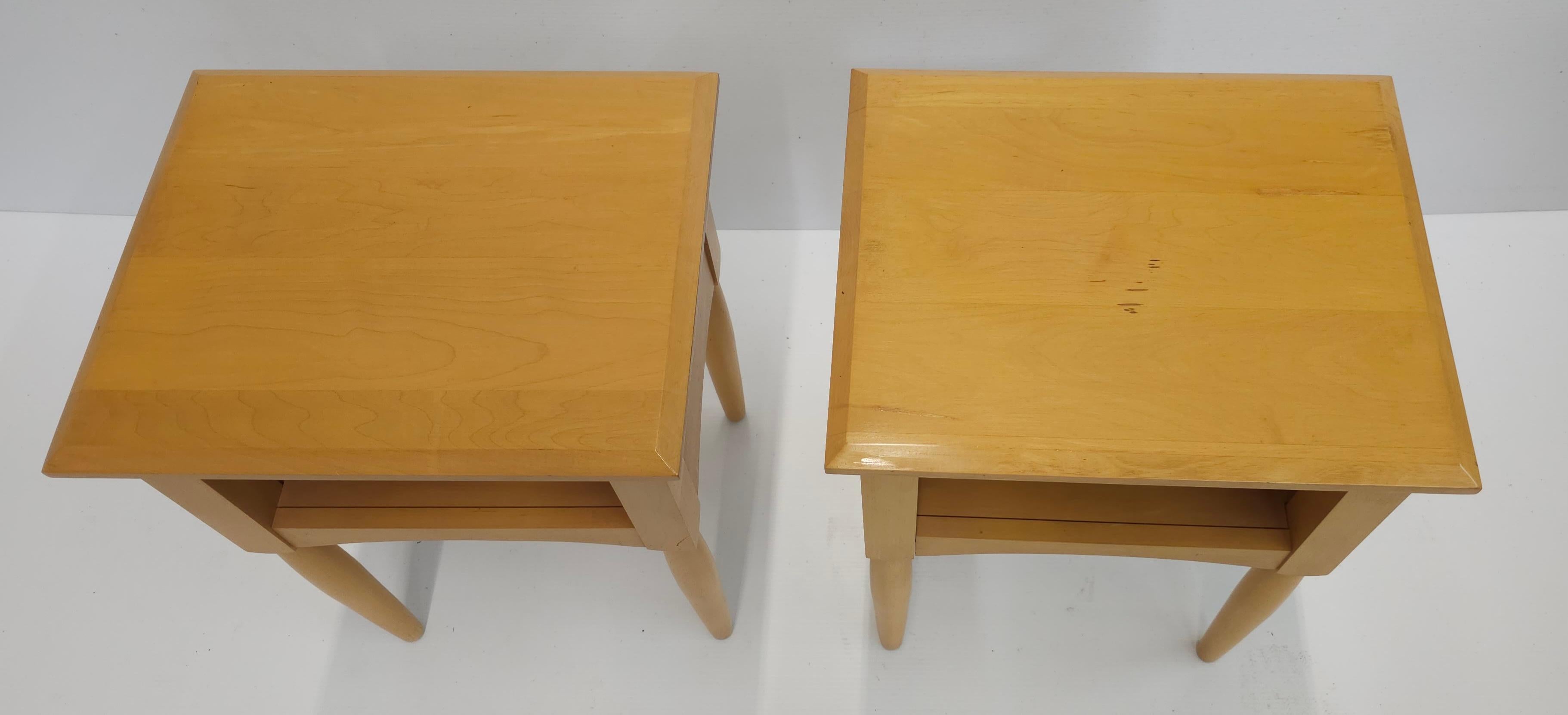 Pair Of 20th Century American Classical Maple Accent Side Tables or Nightstands In Good Condition For Sale In Germantown, MD