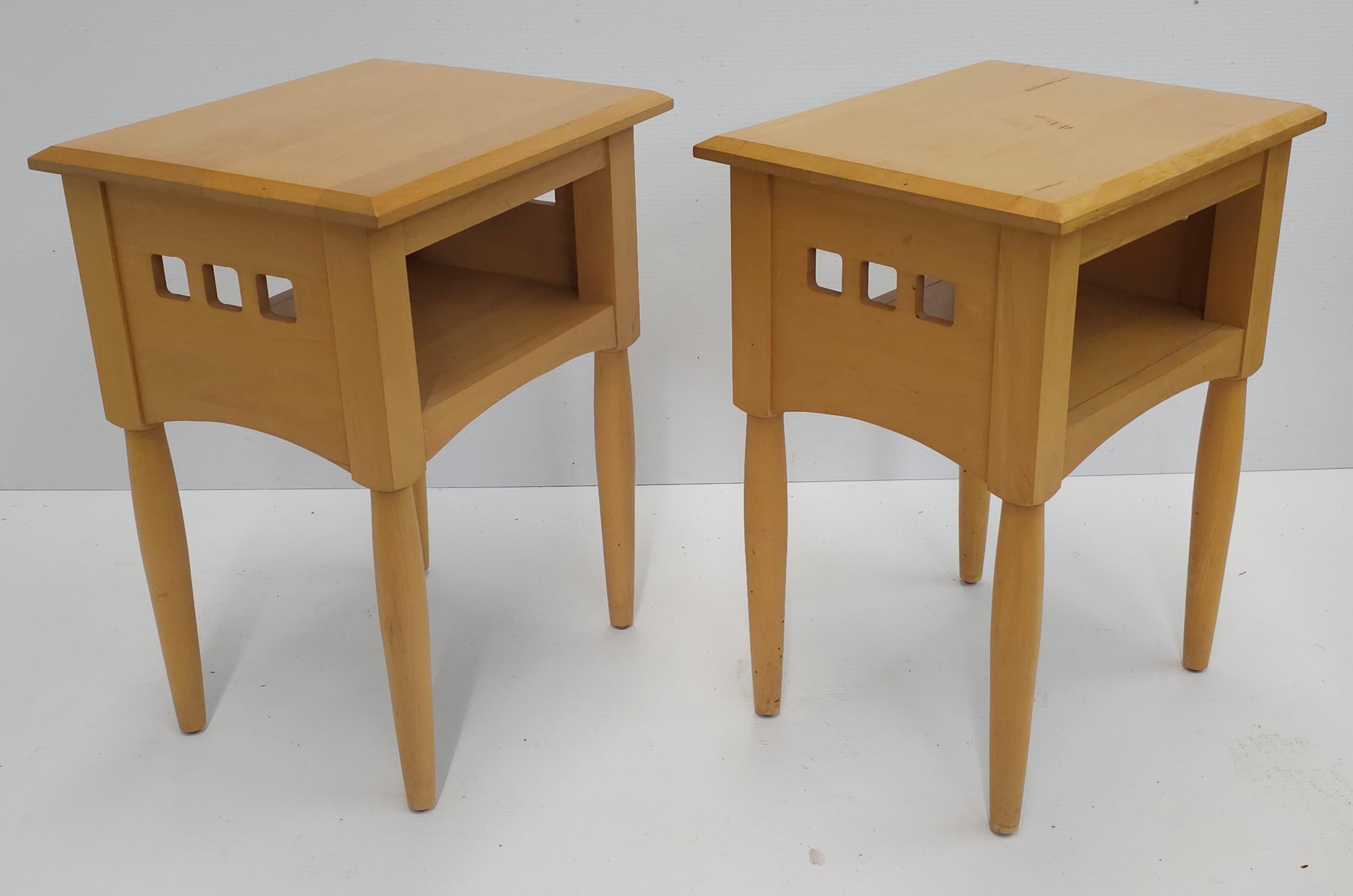 Pair Of 20th Century American Classical Maple Accent Side Tables or Nightstands For Sale 1
