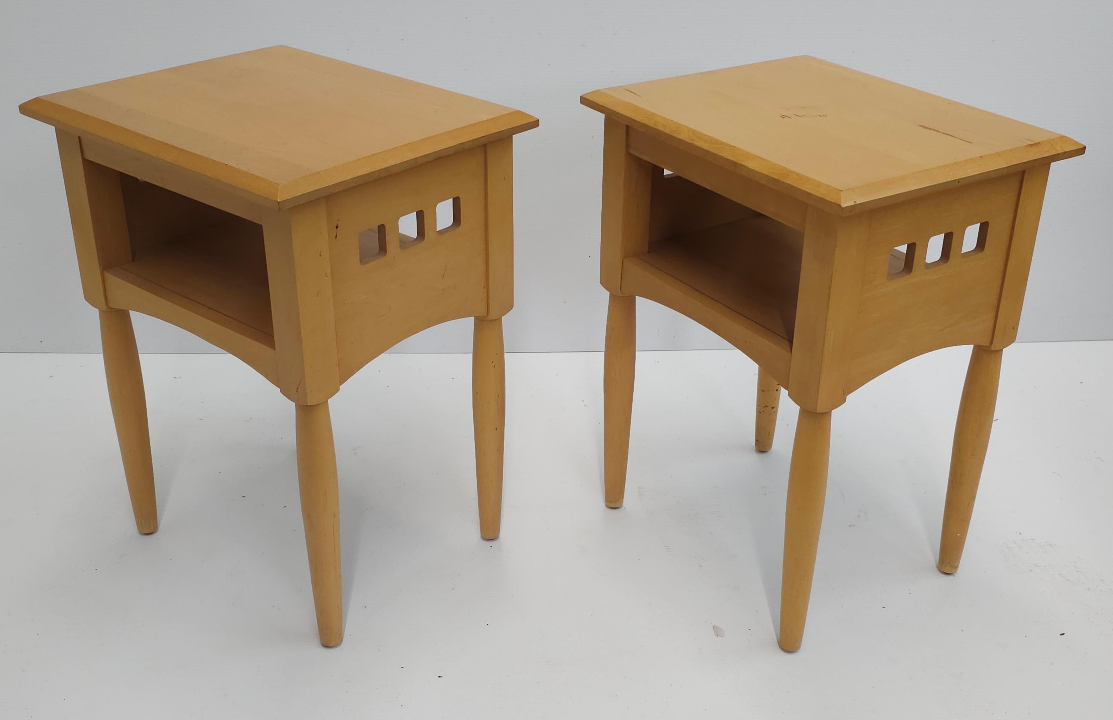 Pair Of 20th Century American Classical Maple Accent Side Tables or Nightstands For Sale 2