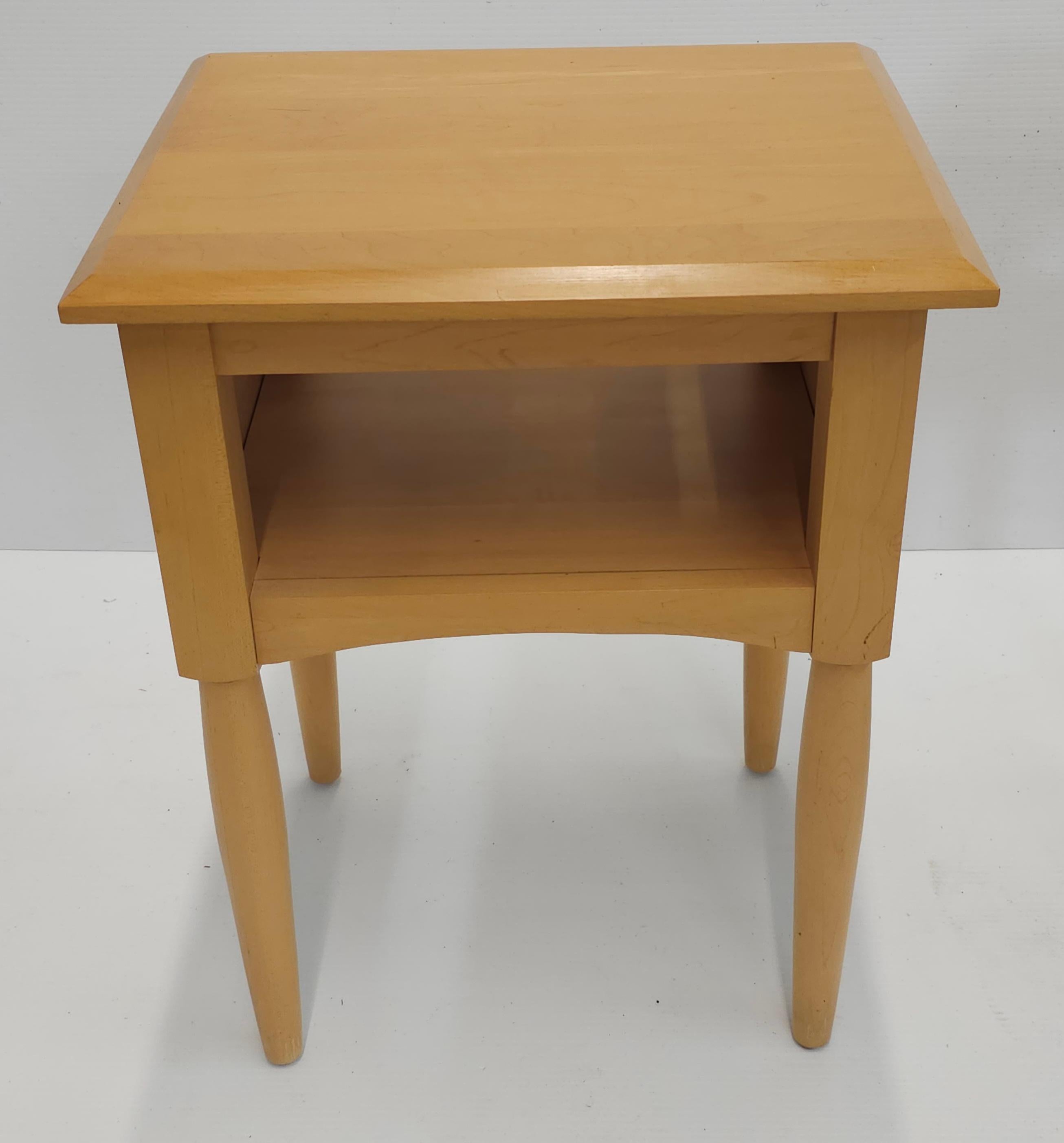 Pair Of 20th Century American Classical Maple Accent Side Tables or Nightstands For Sale 4