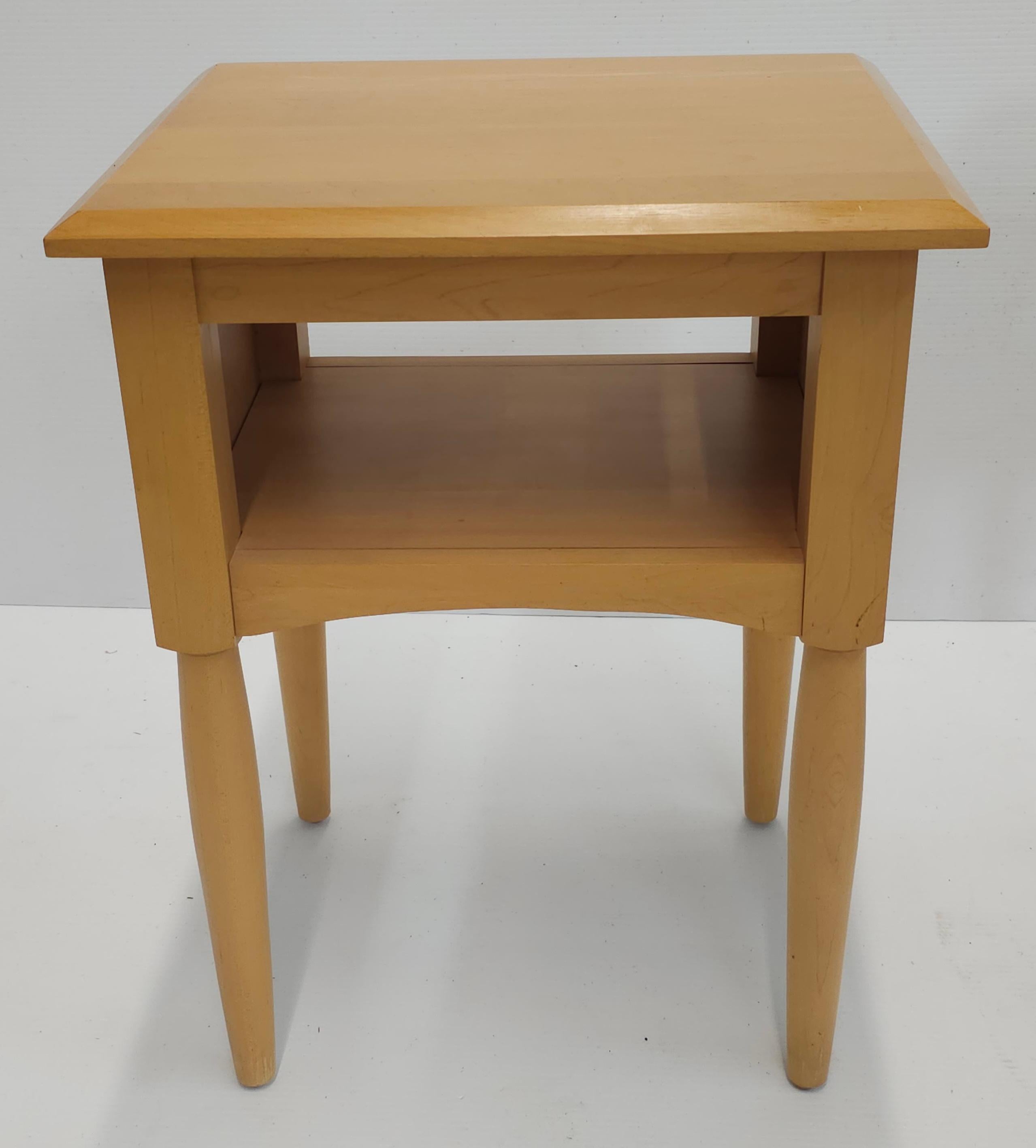 Pair Of 20th Century American Classical Maple Accent Side Tables or Nightstands For Sale 5