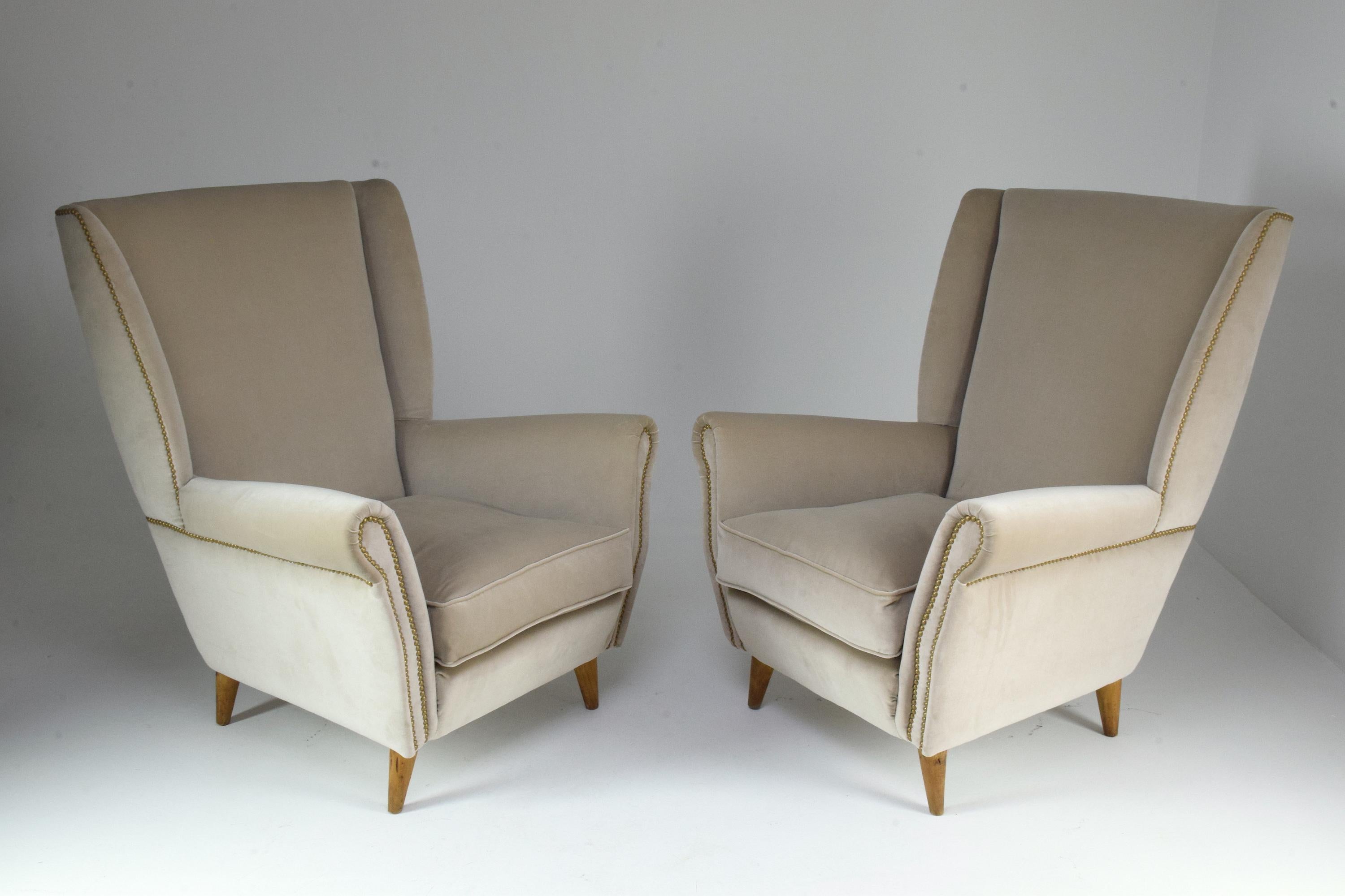 Set of two Italian design Classic armchairs or lounge chairs by iconic designer Gio Ponti from the 1940s. In fully restored condition, with new padding, velvet upholstery, and nailhead trim.

All our pieces are fully restored at our atelier and we