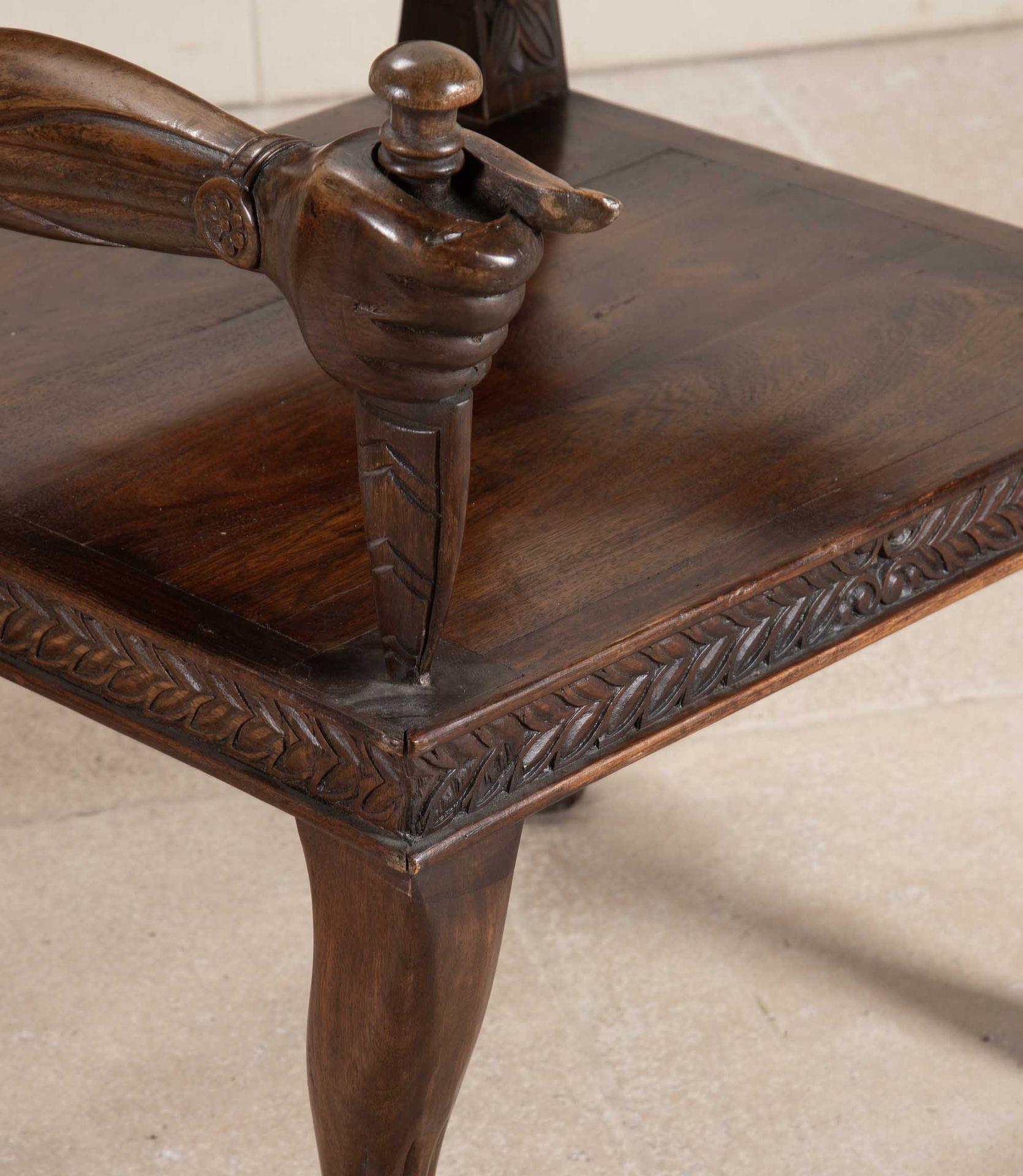 Paire de fauteuils ouverts sculptés anglo-indiens du 20e siècle en vente 2