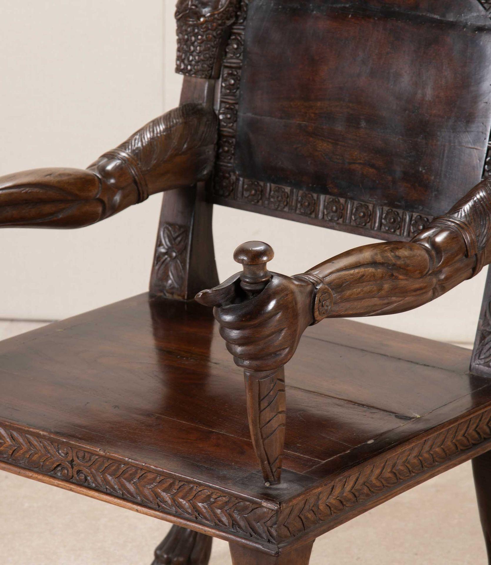 Paire de fauteuils ouverts sculptés anglo-indiens du 20e siècle en vente 3