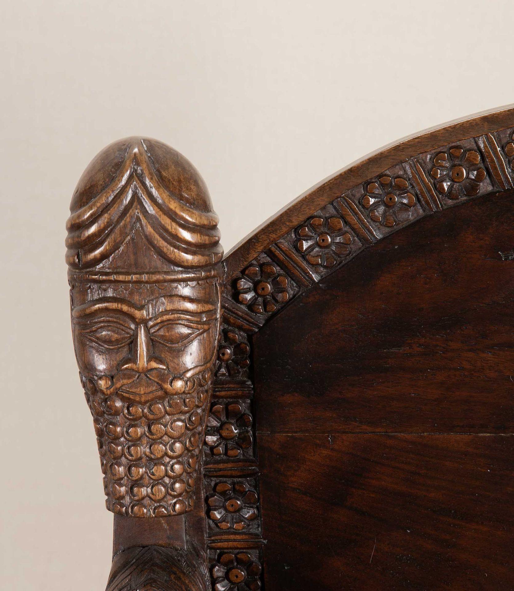 Paire de fauteuils ouverts sculptés anglo-indiens du 20e siècle en vente 4