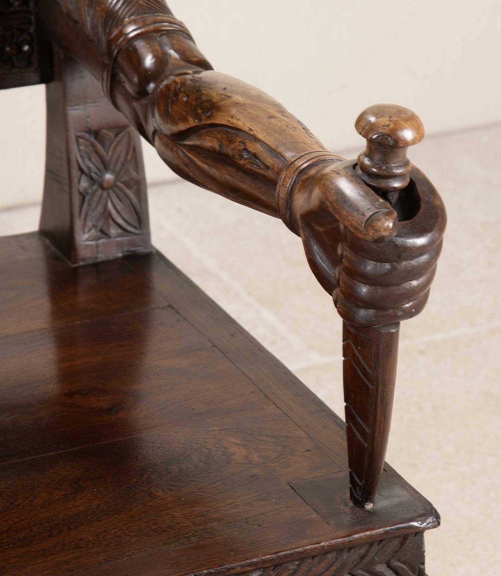 Paire de fauteuils ouverts sculptés anglo-indiens du 20e siècle en vente 5