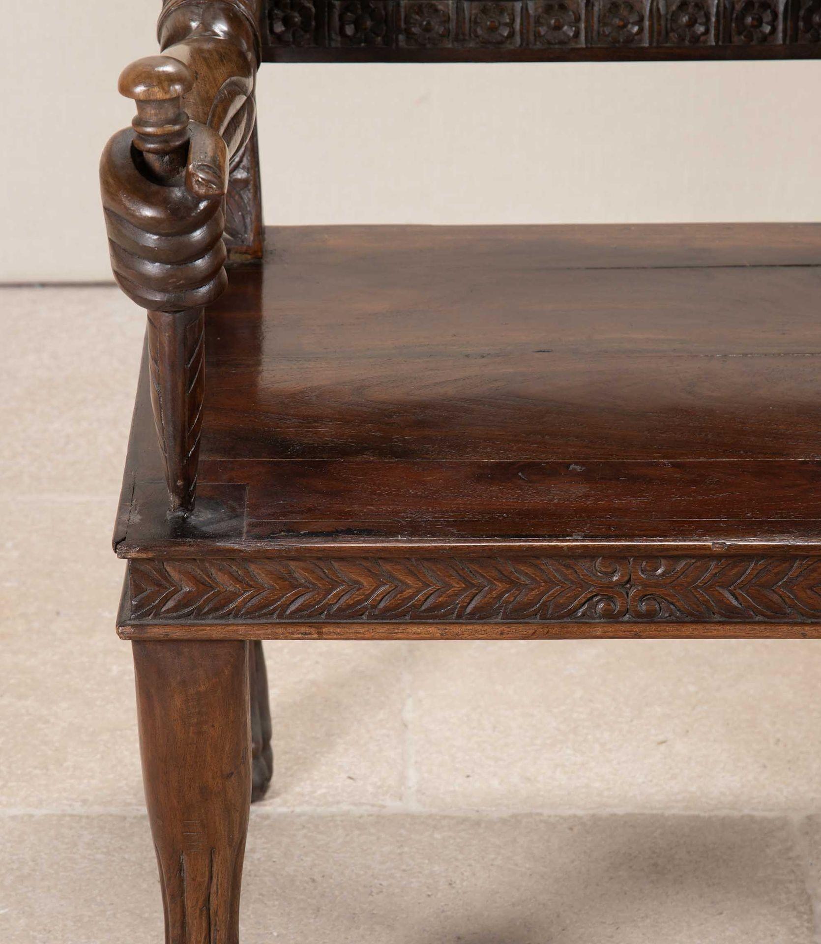 Paire de fauteuils ouverts sculptés anglo-indiens du 20e siècle en vente 6