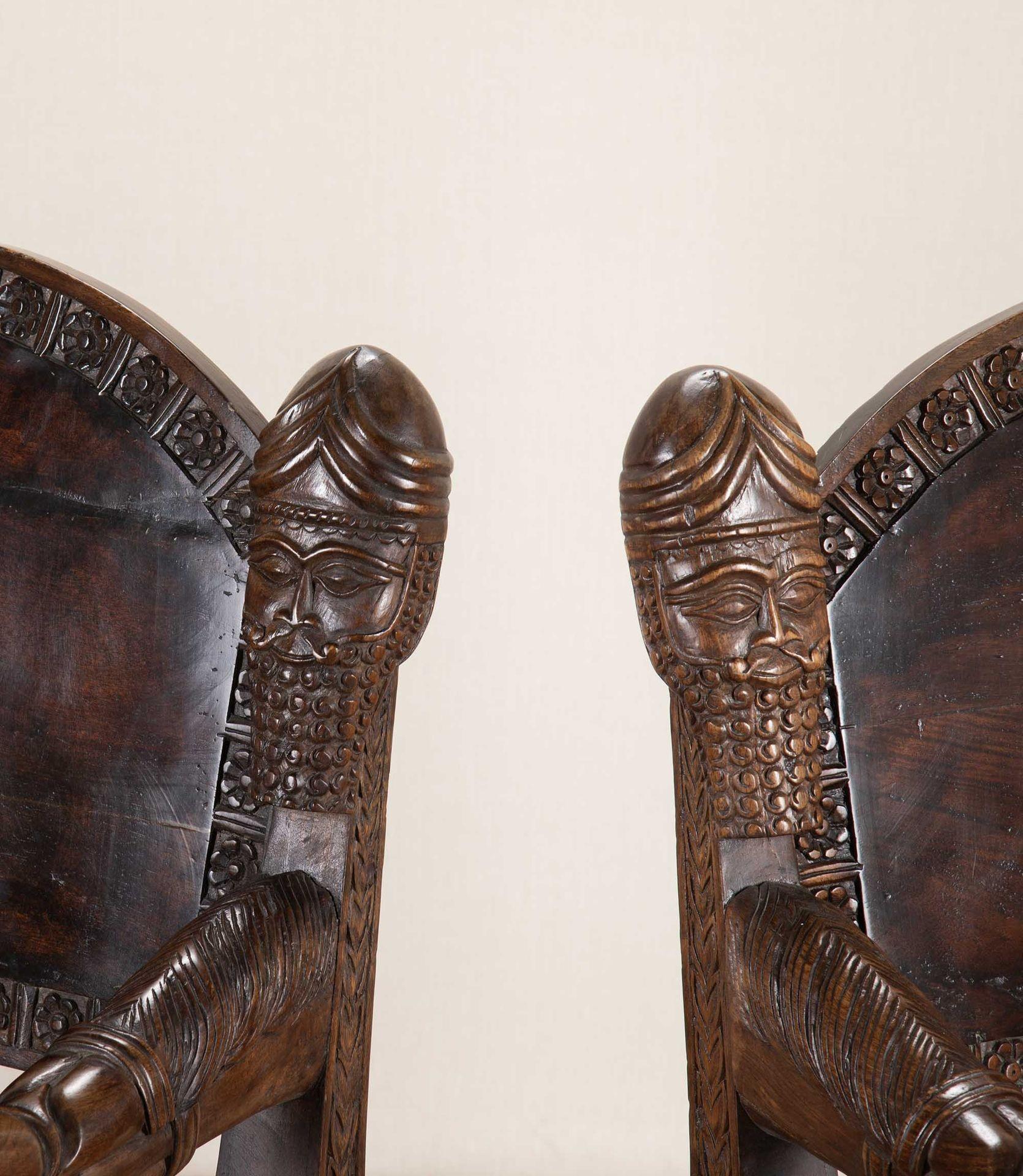 Paire de fauteuils ouverts sculptés anglo-indiens du 20e siècle en vente 7