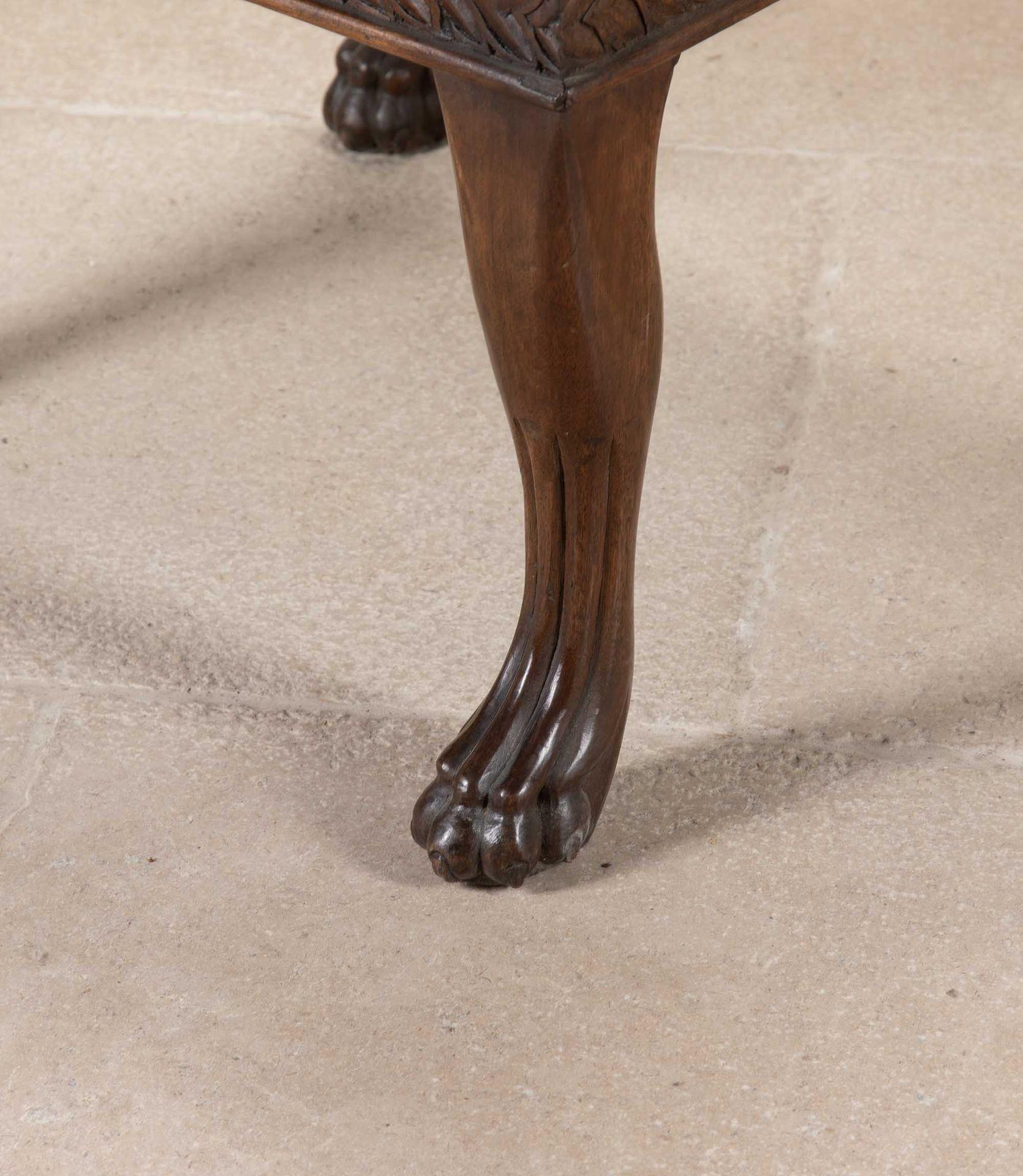 Paire de fauteuils ouverts sculptés anglo-indiens du 20e siècle en vente 8