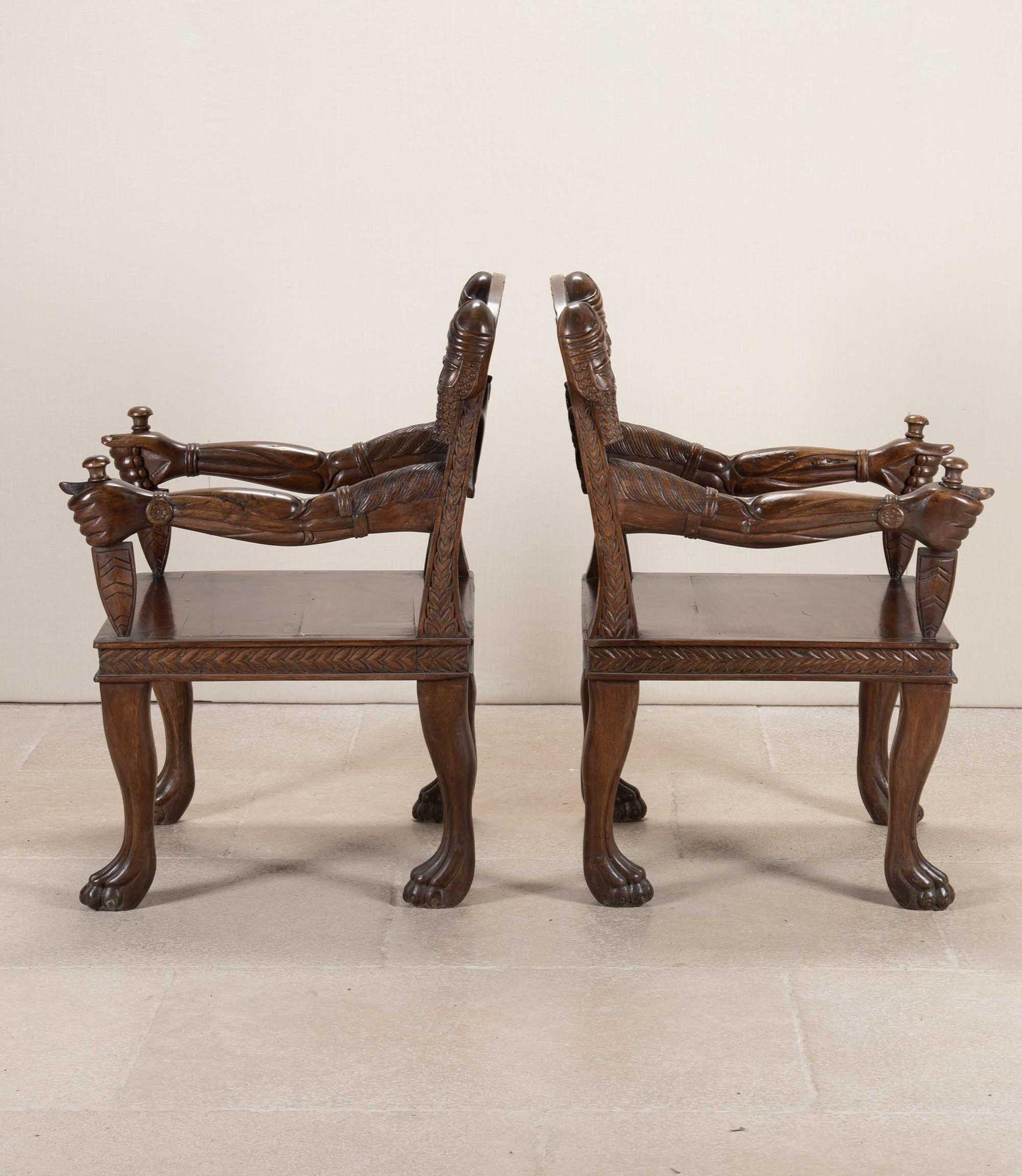 Anglo-indien Paire de fauteuils ouverts sculptés anglo-indiens du 20e siècle en vente