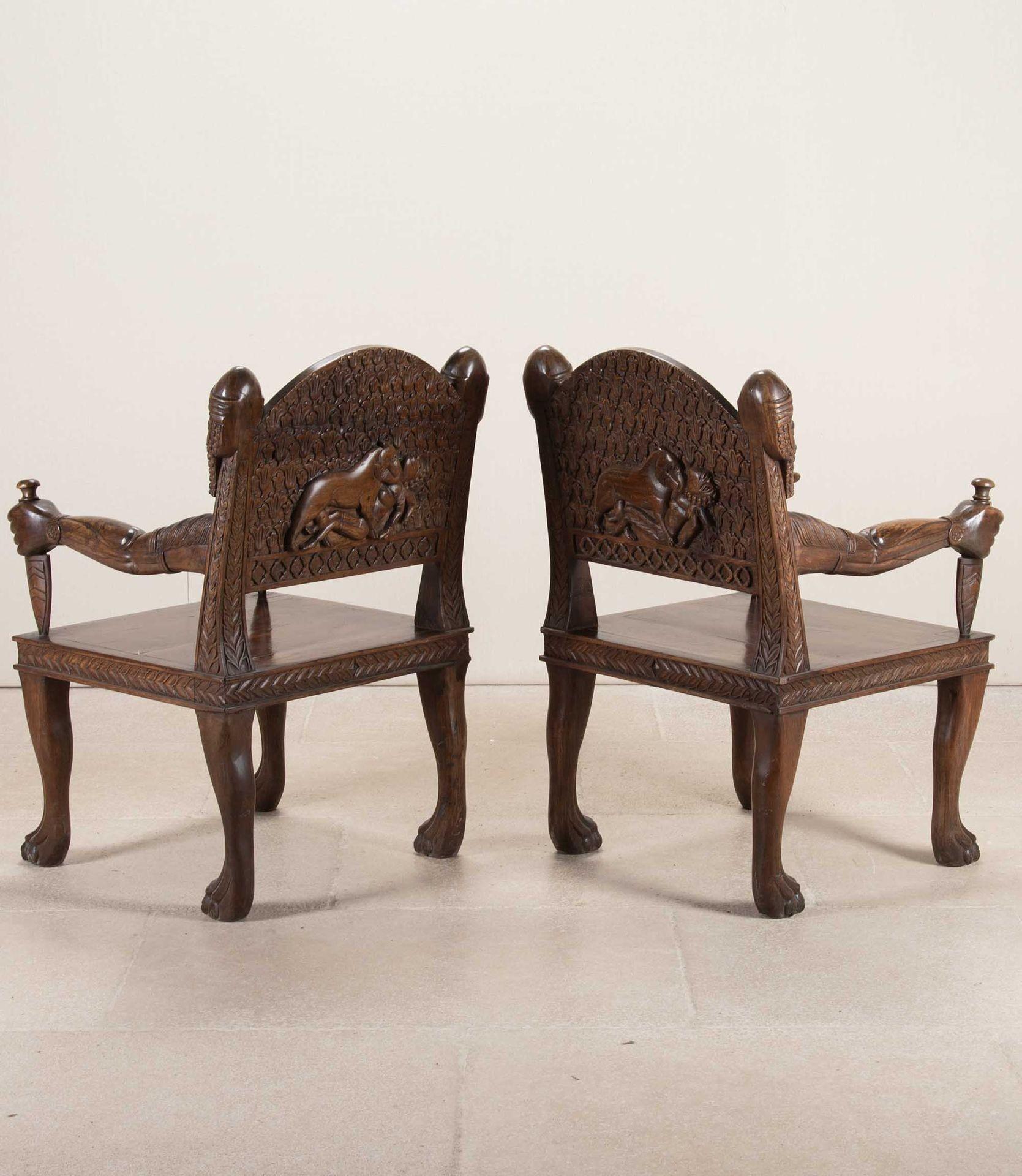 Indien Paire de fauteuils ouverts sculptés anglo-indiens du 20e siècle en vente